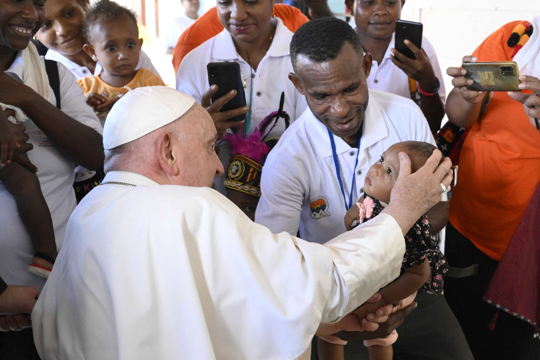 Papa Francisco bendiciendo a un niño en la Escuela de Humanidades Holy Trinity en Baro, Papúa Nueva Guinea.
Foto: AFP