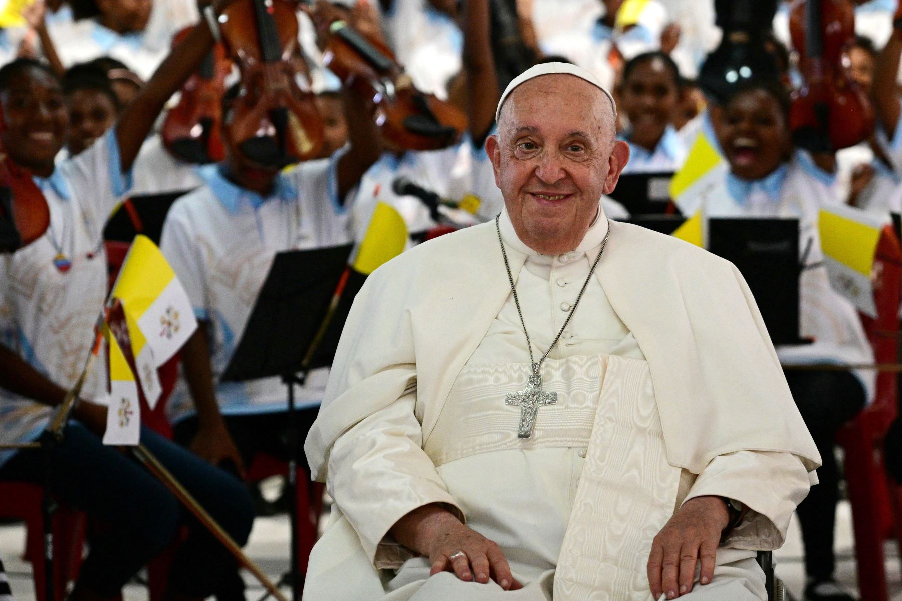 El Papa Francisco se reúne con misioneros en la Escuela de Humanidades Holy Trinity durante una visita en Baro, Papúa Nueva Guinea.
Foto: AFP