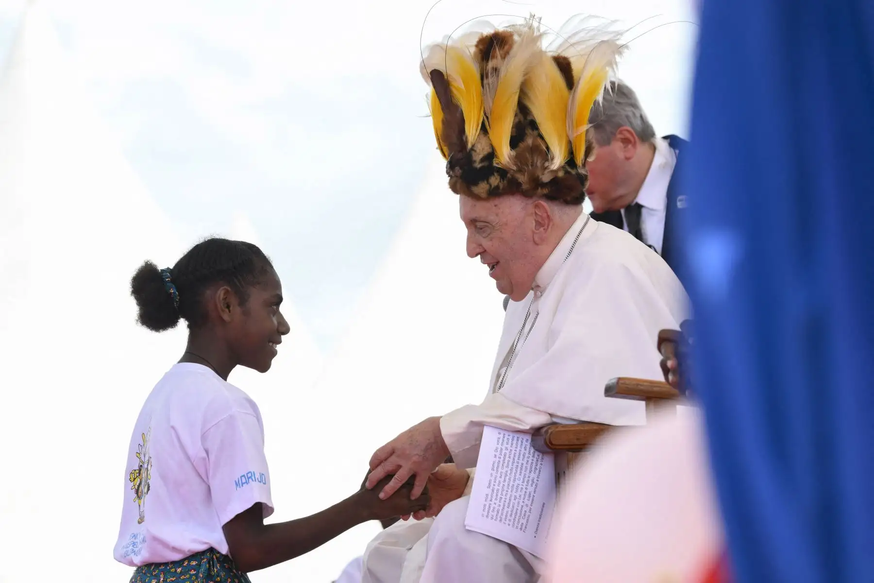Papa Francisco, visto con un tocado tradicional, interactuando con un joven durante una reunión con fieles católicos de la diócesis de Vanimo frente a la Catedral de la Santa Cruz en Vanimo. Papúa Nueva Guinea.
Foto: AFP