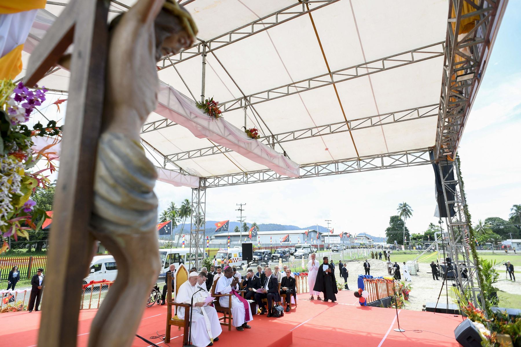 Papa Francisco durante una reunión con fieles católicos de la diócesis de Vanimo frente a la Catedral de la Santa Cruz en Vanimo, Papúa Nueva Guinea.
Foto: AFP