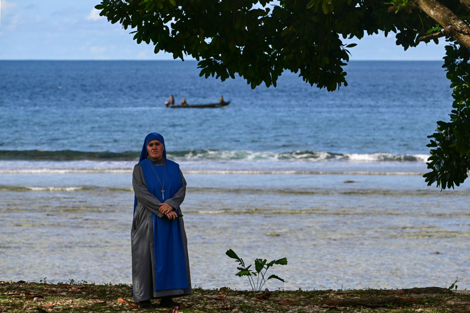 Un miembro de la comunidad católica se encuentra a lo largo de la costa después de que el Papa Francisco se reuniera con los fieles en Vanimo, Papúa Nueva Guinea.
Foto: AFP