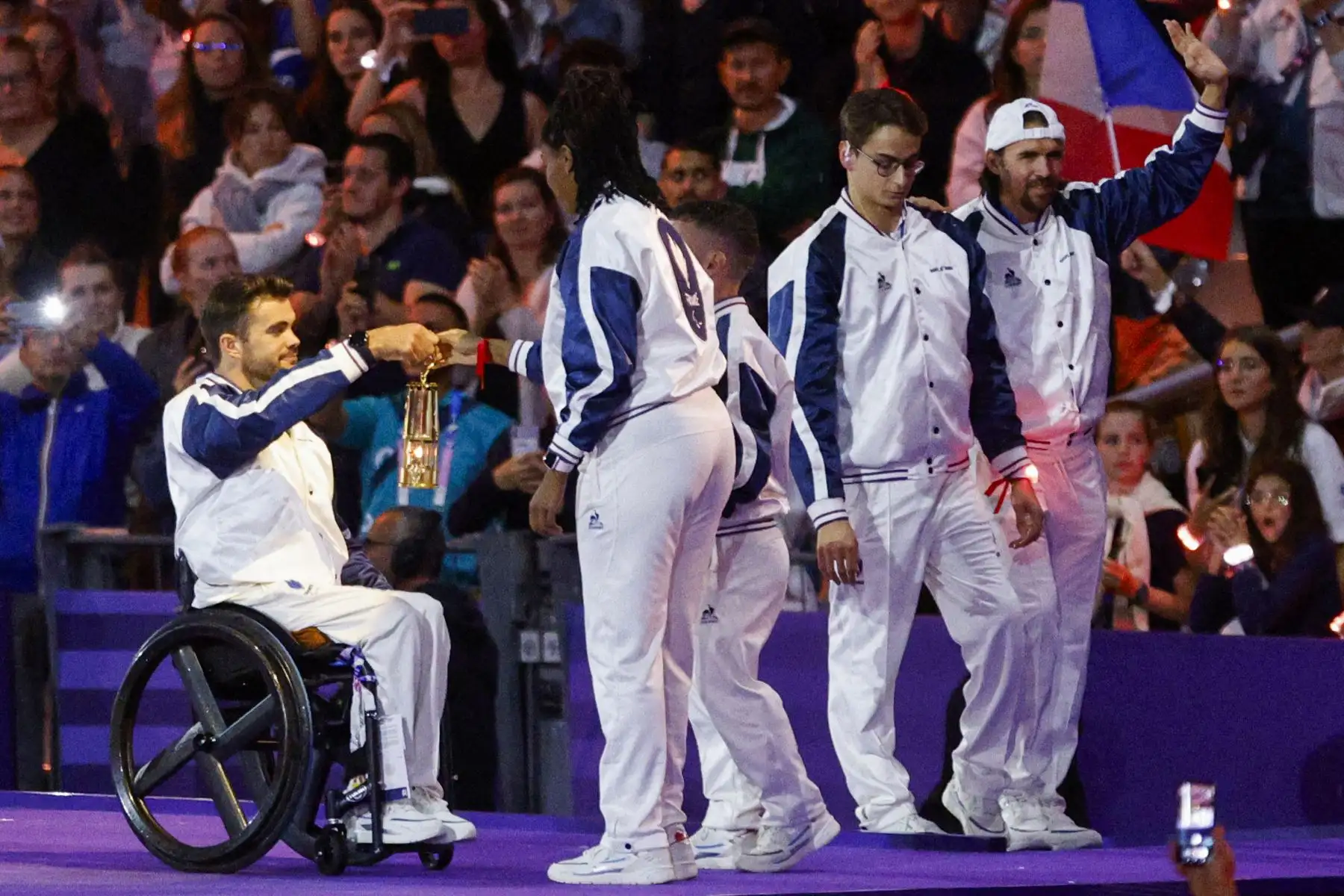 La francesa Gloria Agblemagnon le da la llama olímpica a Mathieu Bosredon junto a Ugo Didier y Frederic Villeroux durante la ceremonia de clausura de los Juegos Paralímpicos París 2024 en el Stade de France, en Saint-Denis, en las afueras de París.
Foto: AFP