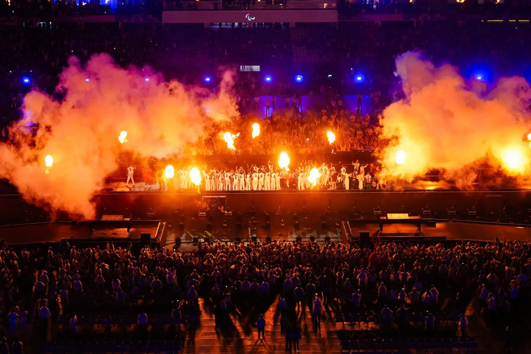 Los atletas franceses reaccionan en el escenario durante la ceremonia de clausura de los Juegos Paralímpicos de París 2024 en el Stade de France, en Saint-Denis, en las afueras de París.
Foto: AFP