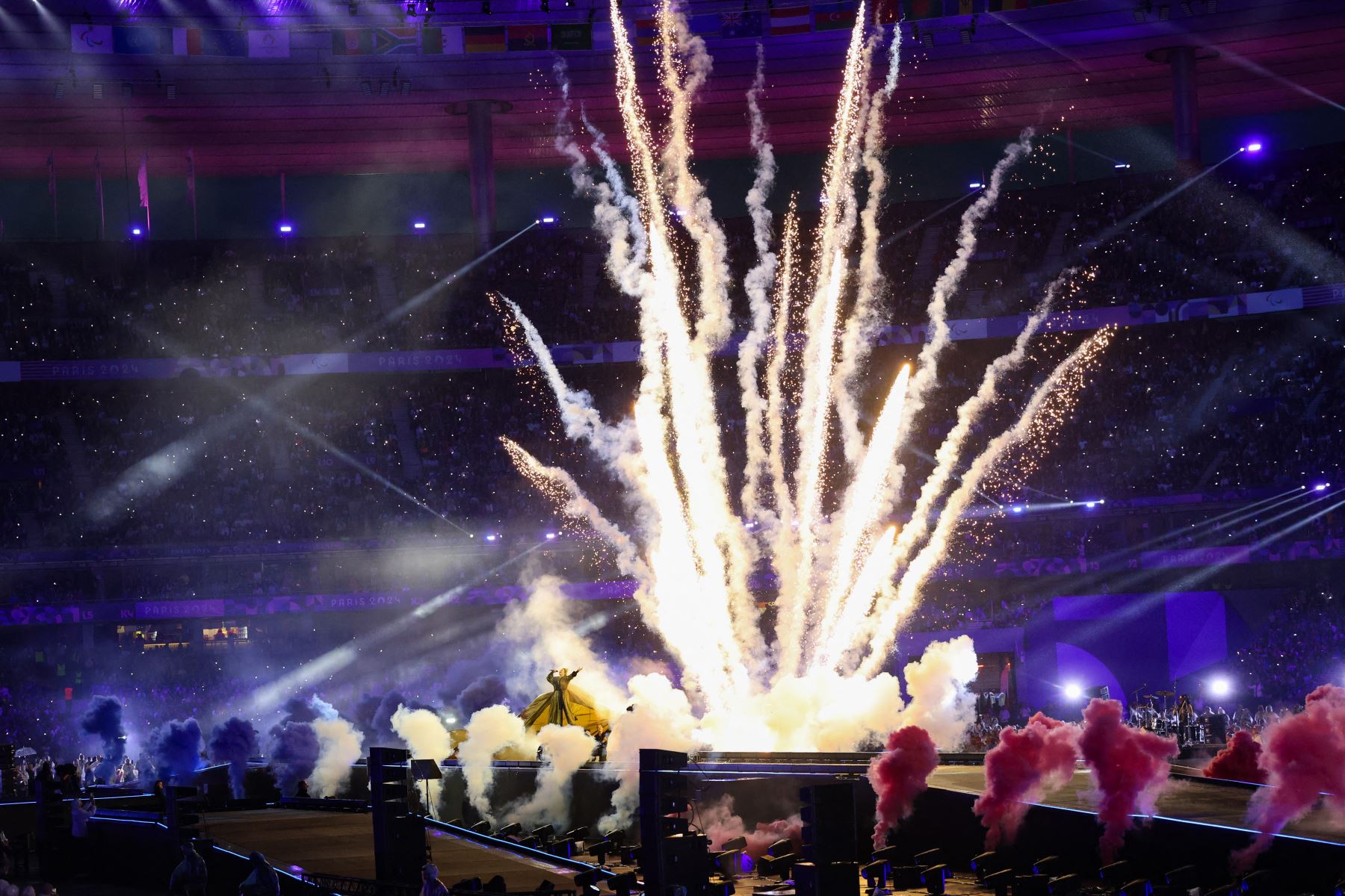 El cantante francés Santa actúa en el escenario durante la ceremonia de clausura de los Juegos Paralímpicos de París 2024 en el Stade de France, en Saint-Denis, en las afueras de París.
Foto: AFP