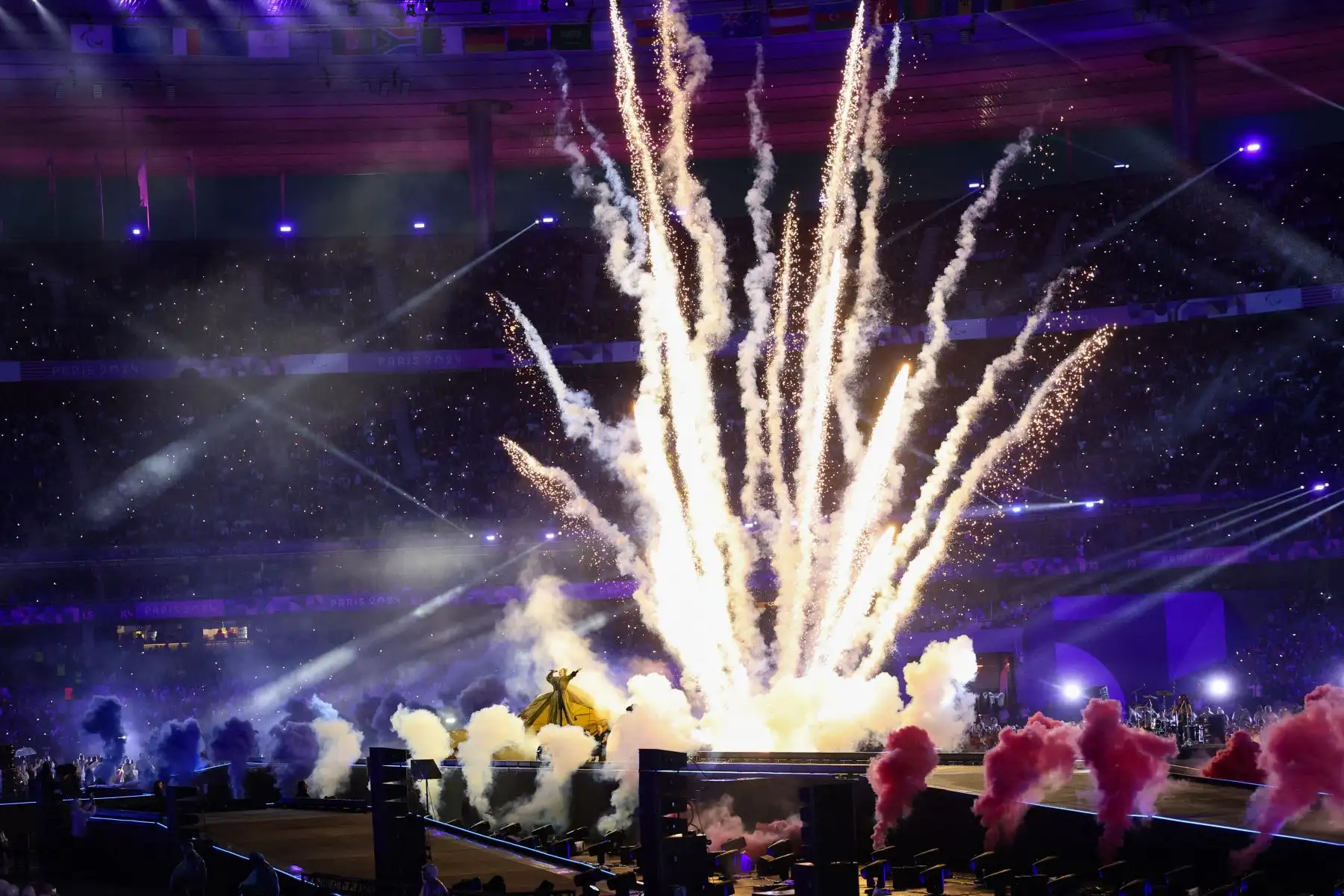 El cantante francés Santa actúa en el escenario durante la ceremonia de clausura de los Juegos Paralímpicos de París 2024 en el Stade de France, en Saint-Denis, en las afueras de París.
Foto: AFP