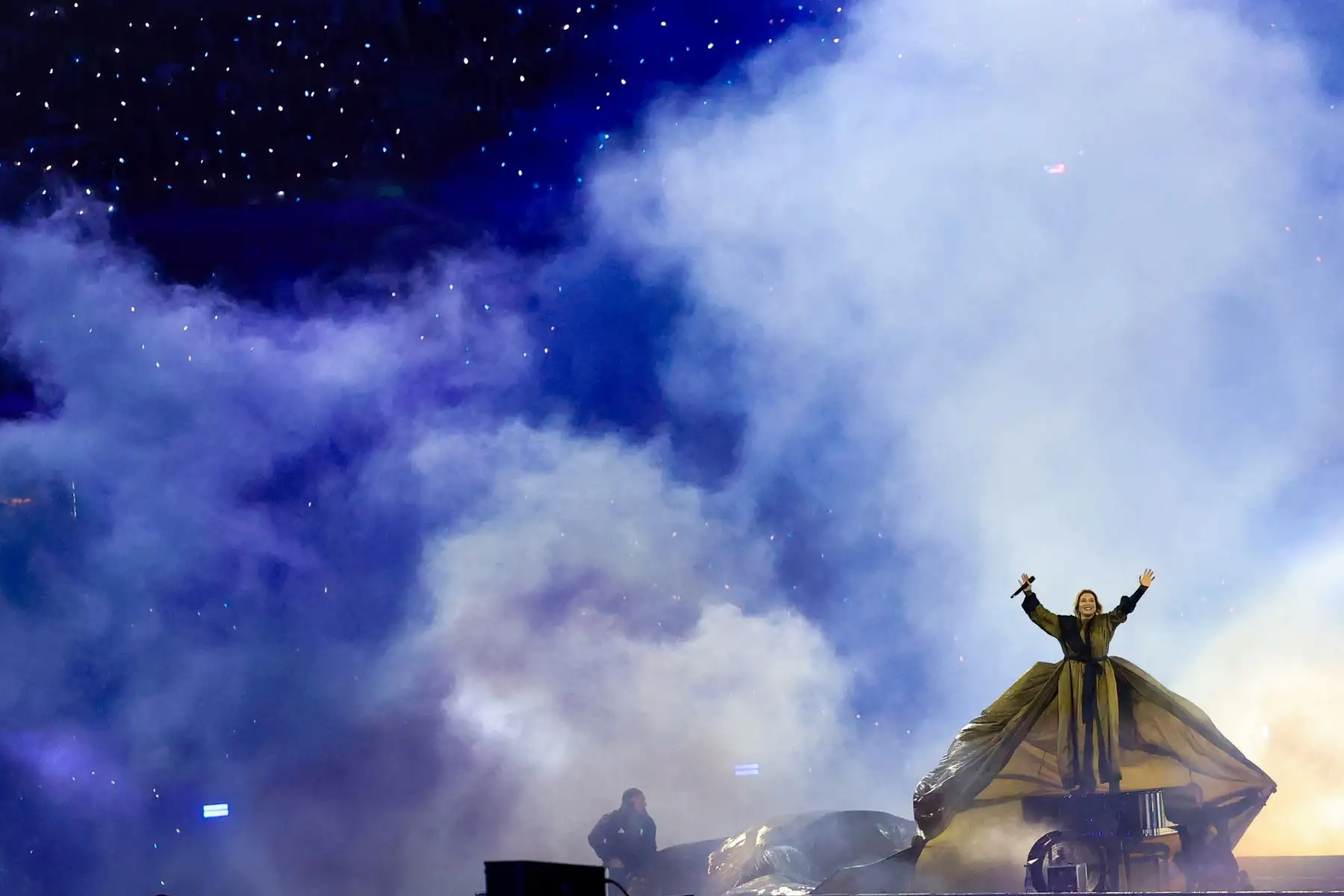 El cantante francés Santa actúa en el escenario durante la ceremonia de clausura de los Juegos Paralímpicos de París 2024 en el Stade de France, en Saint-Denis, en las afueras de París.
Foto: AFP