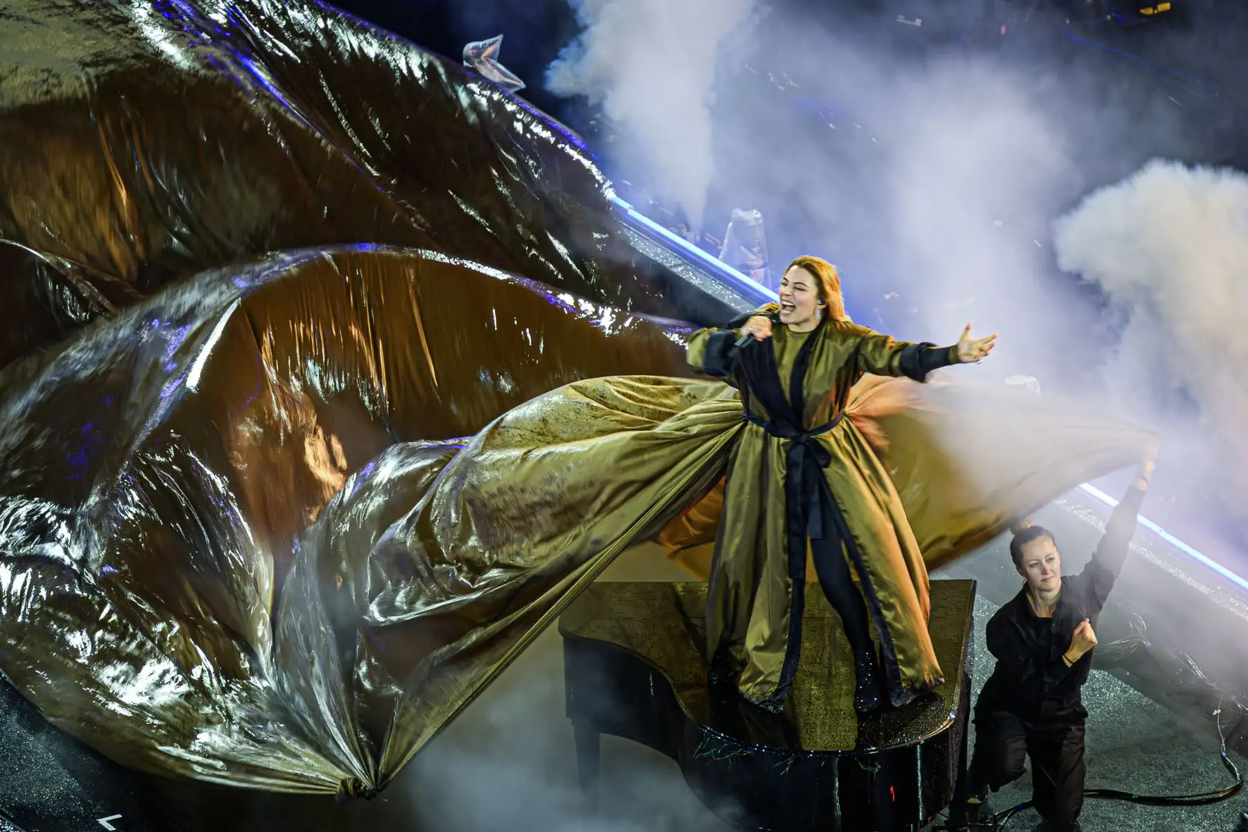 El cantante francés Santa actúa durante la ceremonia de clausura de los Juegos Paralímpicos de París 2024.
Foto: AFP
