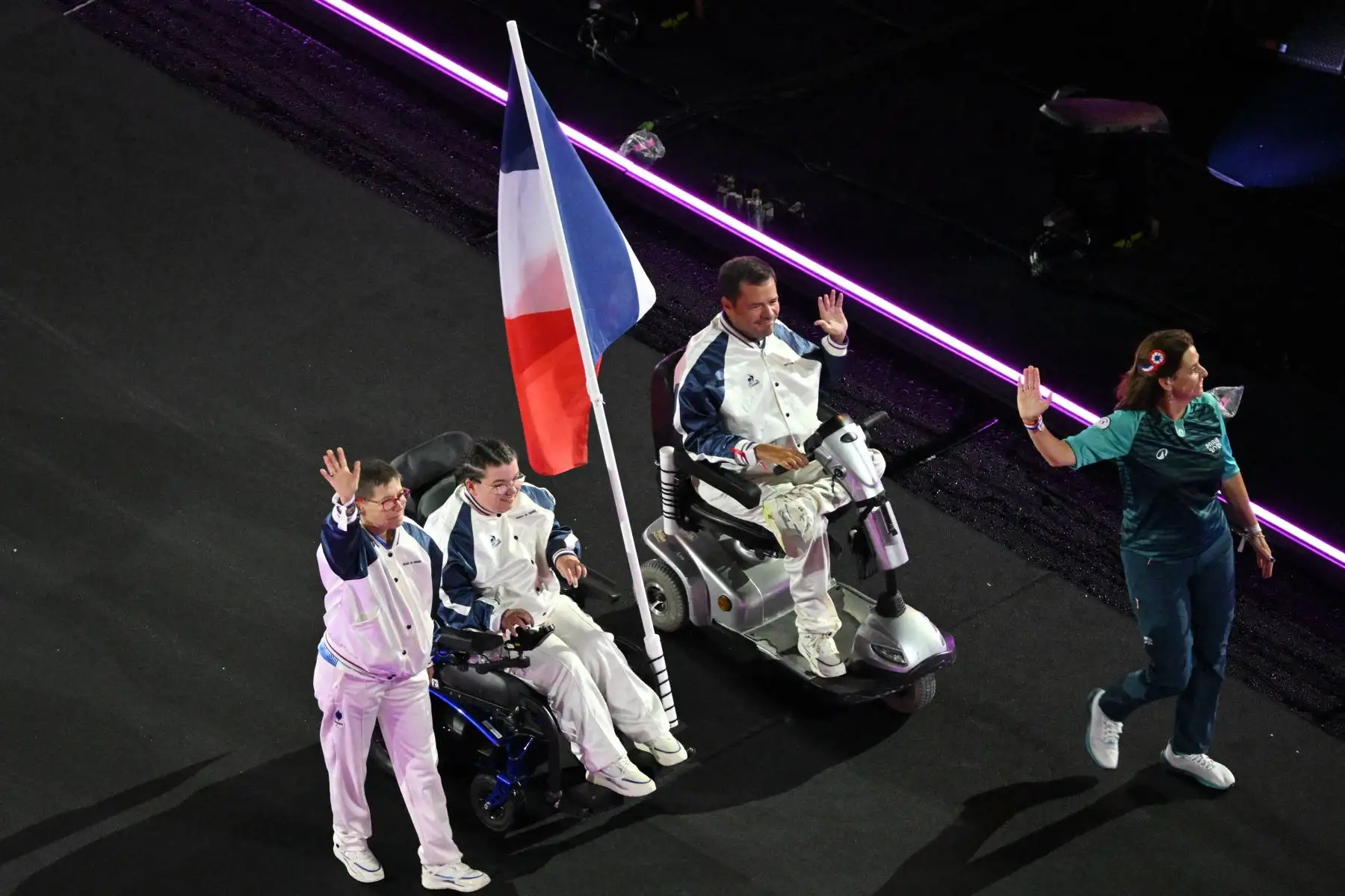 La francesa Aurelie Aubert  y la francesa Tanguy De La Forest  desfilan en el escenario durante la ceremonia de clausura de los Juegos Paralímpicos de París 2024.
Foto: AFP
