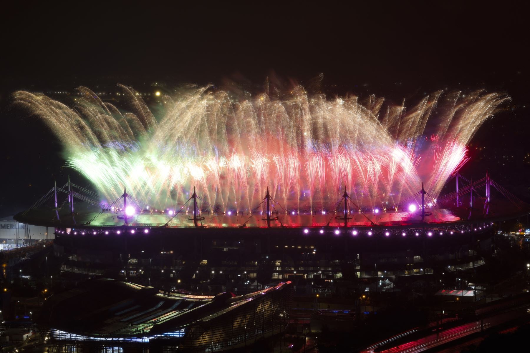 Esta fotografía muestra fuegos artificiales disparados sobre el techo del Estadio de Francia al final de la Ceremonia de Clausura de los Juegos Paralímpicos París 2024.
Foto: AFP