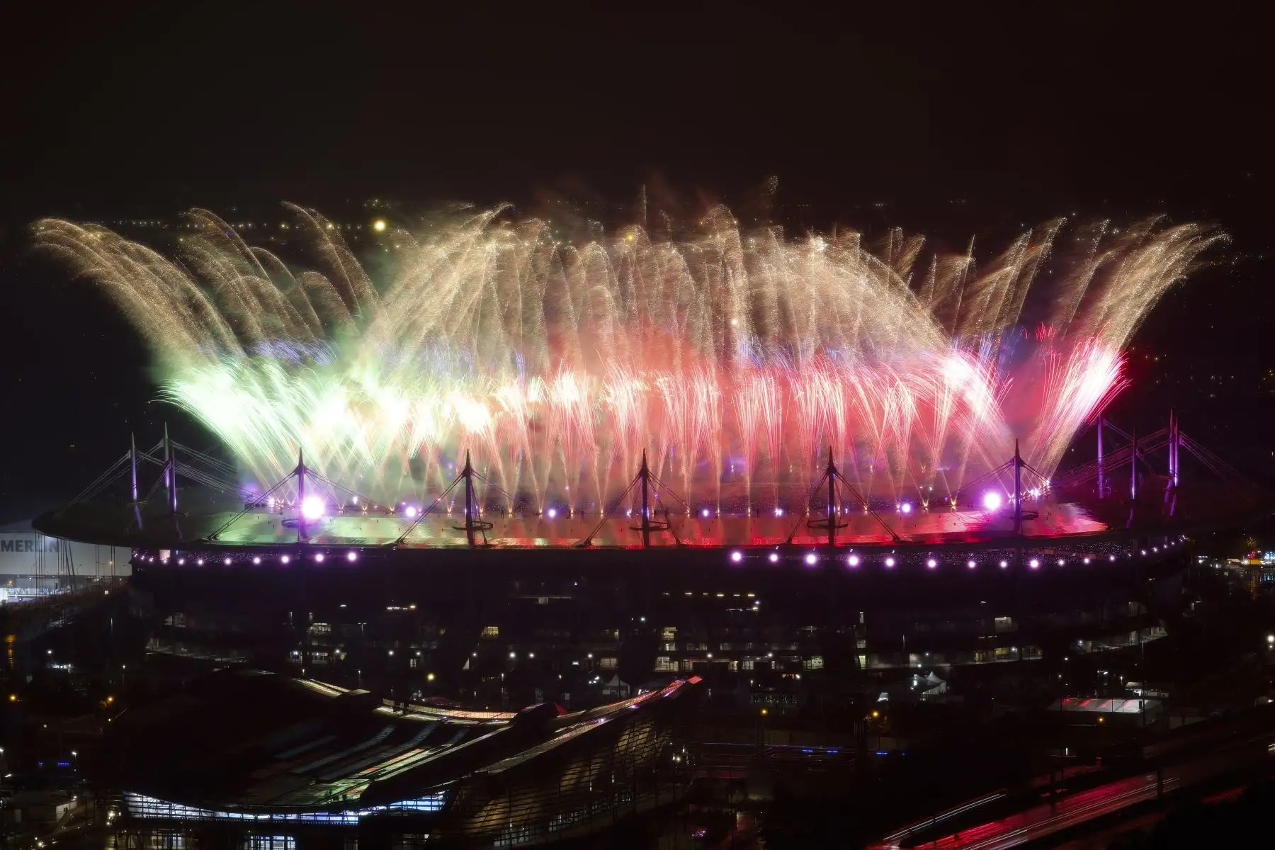 Esta fotografía muestra fuegos artificiales disparados sobre el techo del Estadio de Francia al final de la Ceremonia de Clausura de los Juegos Paralímpicos París 2024.
Foto: AFP