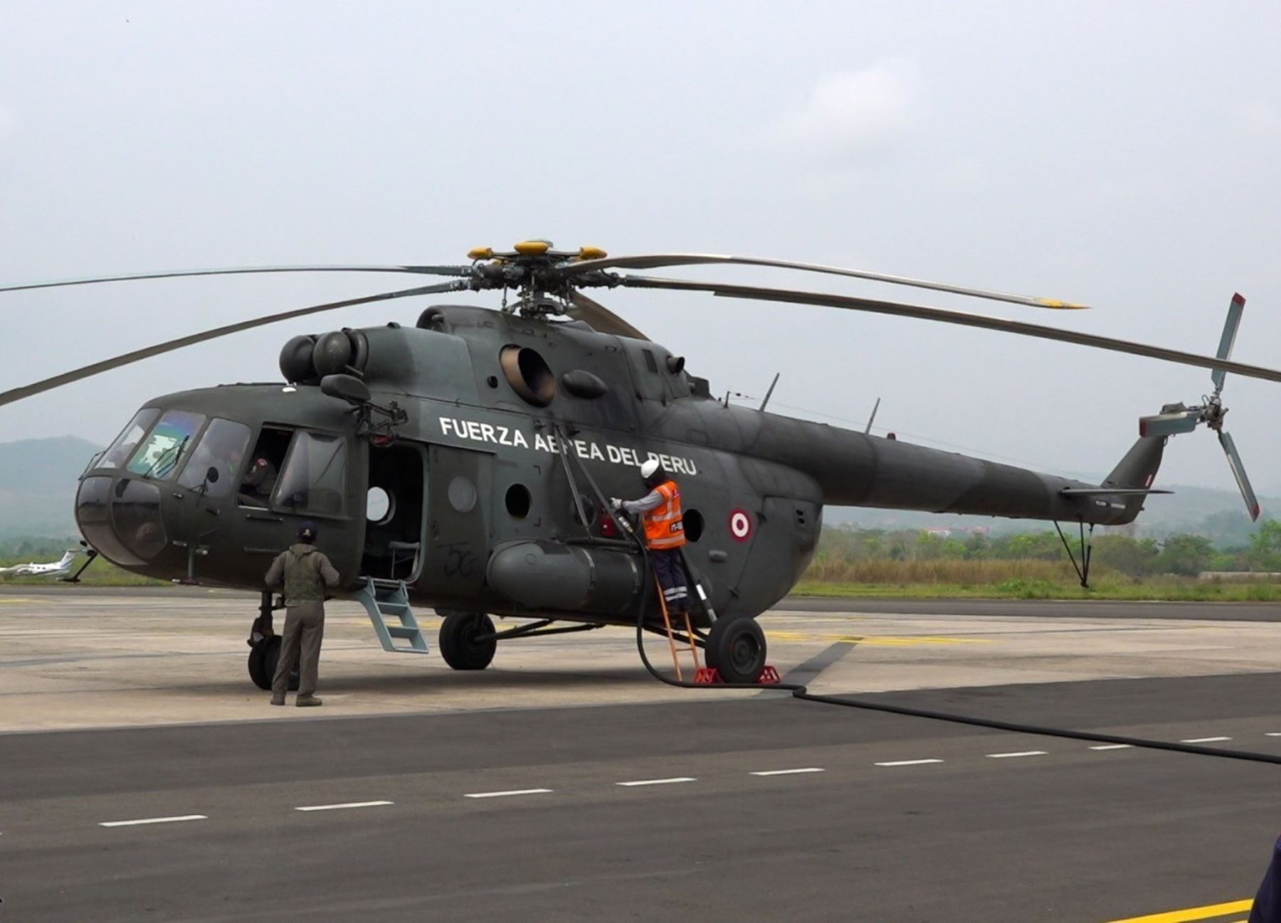 Con apoyó de un helicóptero de la FAP continúan los trabajos de extinción de incendios forestales en cuatro localidades de la región San Martín. ANDINA/Difusión