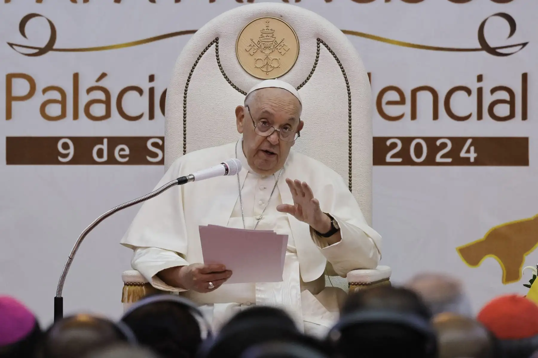 El papa Francisco habla durante una reunión con las autoridades de Timor Oriental, la sociedad civil y miembros del cuerpo diplomático en el Palacio Presidencial de Dili. Foto: AFP