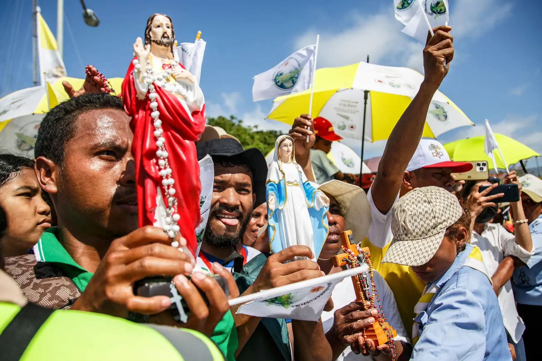 Fieles católicos sostienen estatuas de Jesucristo y la Madre María mientras esperan en una calle la llegada del Papa Francisco a Dili el 9 de septiembre de 2024. Foto: AFP