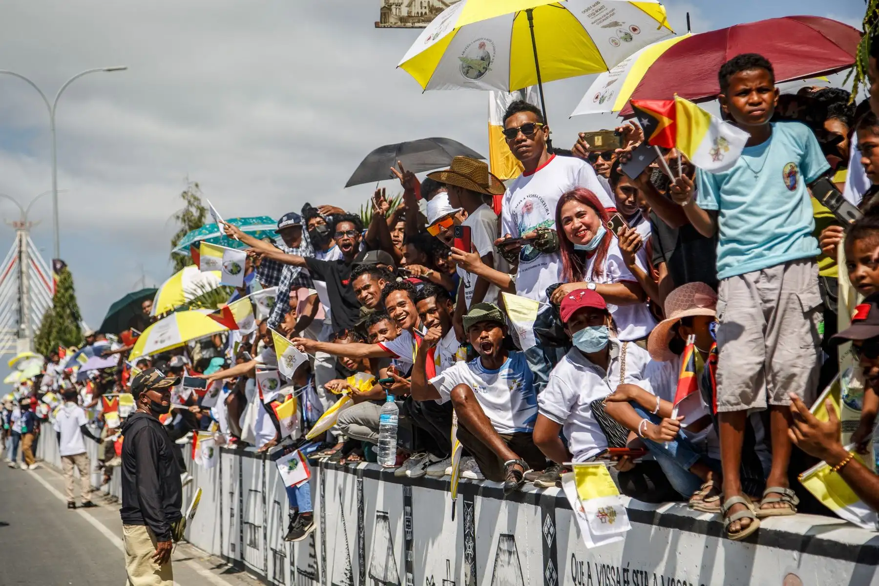 Fieles católicos reaccionan a la llegada del papa Francisco a Dili el 9 de septiembre de 2024. Los devotos clamaban por ver al papa antes de su llegada a la capital de Timor Oriental, realizando peregrinaciones desde pueblos lejanos y cruces de horas de su frontera compartida con Indonesia. Foto: AFP