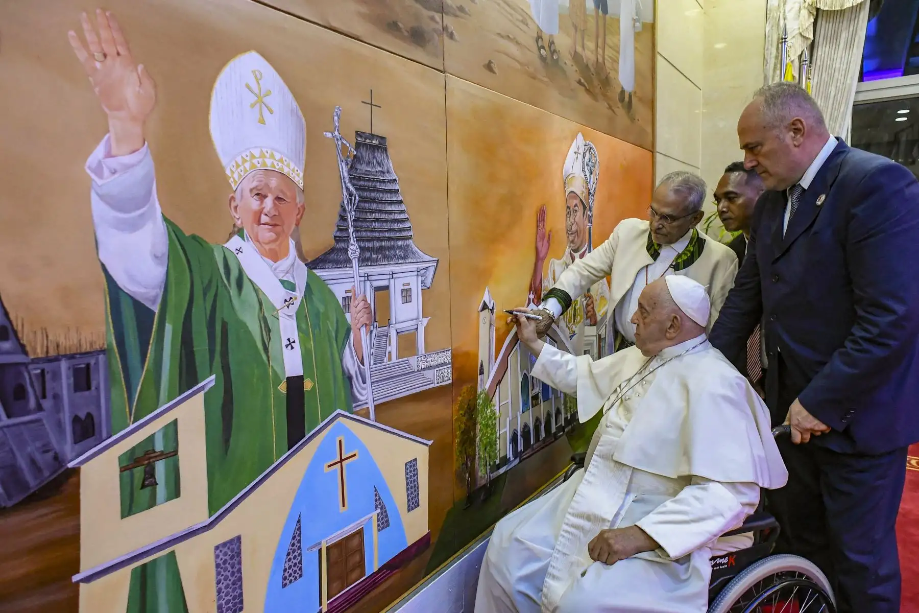 En esta fotografía tomada el 9 de septiembre de 2024 y publicada por Vatican Media, el papa Francisco al frente firma sobre una pintura antes de su reunión con el presidente de Timor Oriental, José Ramos-Horta en el Palacio Presidencial en Dili. Foto: AFP