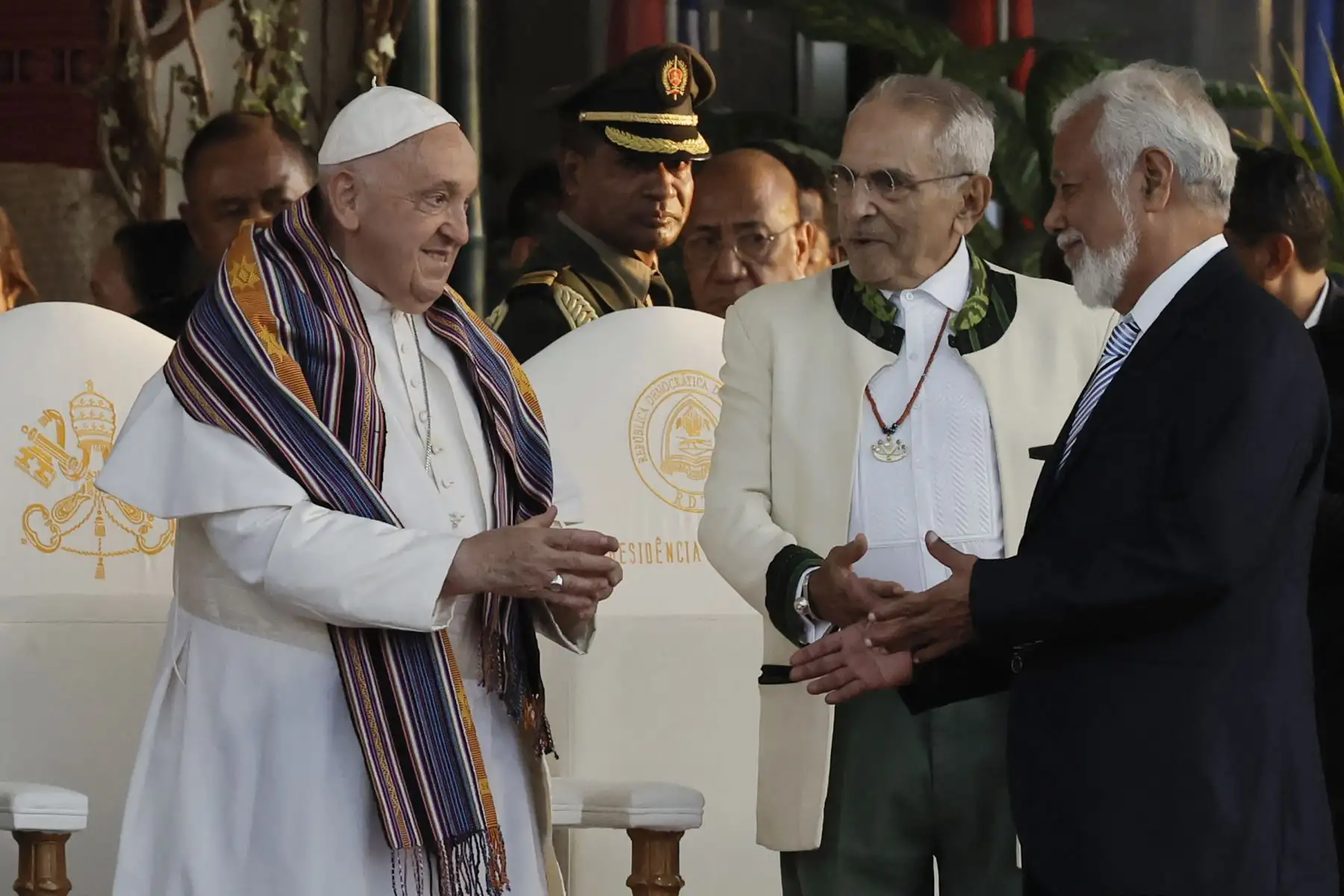 El papa Francisco es recibido por el Primer Ministro de Timor Oriental, Xanana Gusmao, en presencia del presidente de Timor Oriental, José Ramos-Horta, durante una ceremonia de bienvenida en el Palacio Presidencial de Dili. Foto: AFP