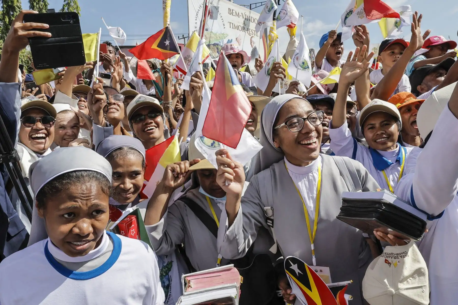 Los fieles católicos reunidos en una calle reaccionan después de ver pasar al papa Francisco después de su llegada a Dili el 9 de septiembre de 2024. Foto: AFP