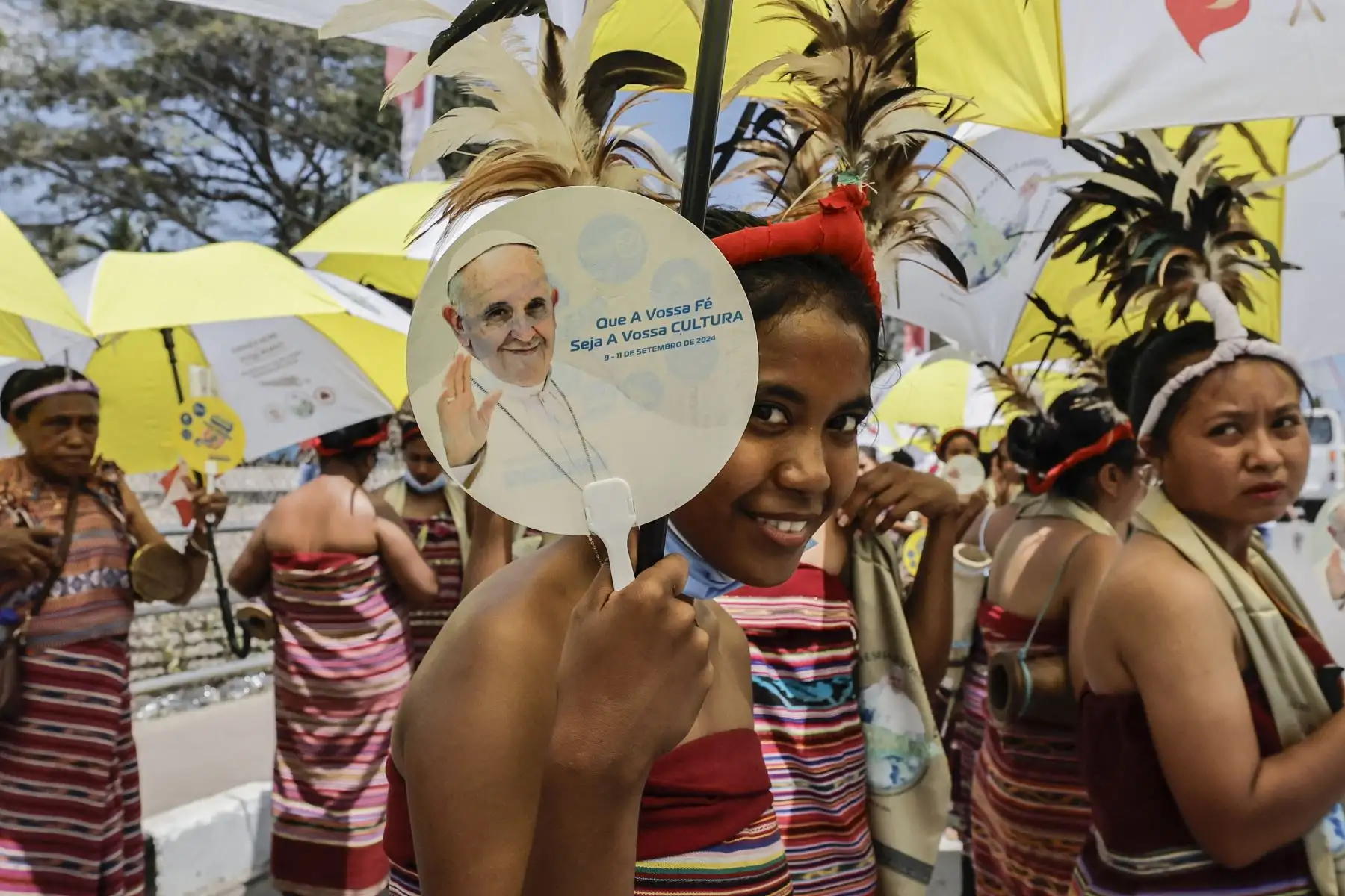 Fieles católicos esperan en una calle para recibir al papa Francisco en Dili el 9 de septiembre de 2024, realizando peregrinaciones desde pueblos lejanos. Foto: AFP