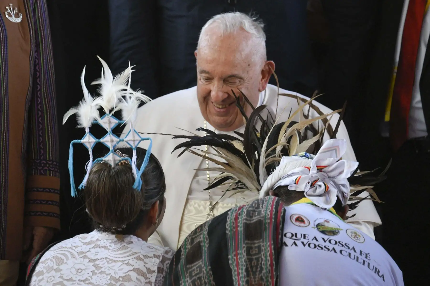 Esta fotografía tomada el 9 de septiembre de 2024 por la Oficina de Prensa del Vaticano muestra al papa Francisco siendo recibido a su llegada al Aeropuerto Internacional Presidente Nicolau Lobato en Dili. Foto: AFP