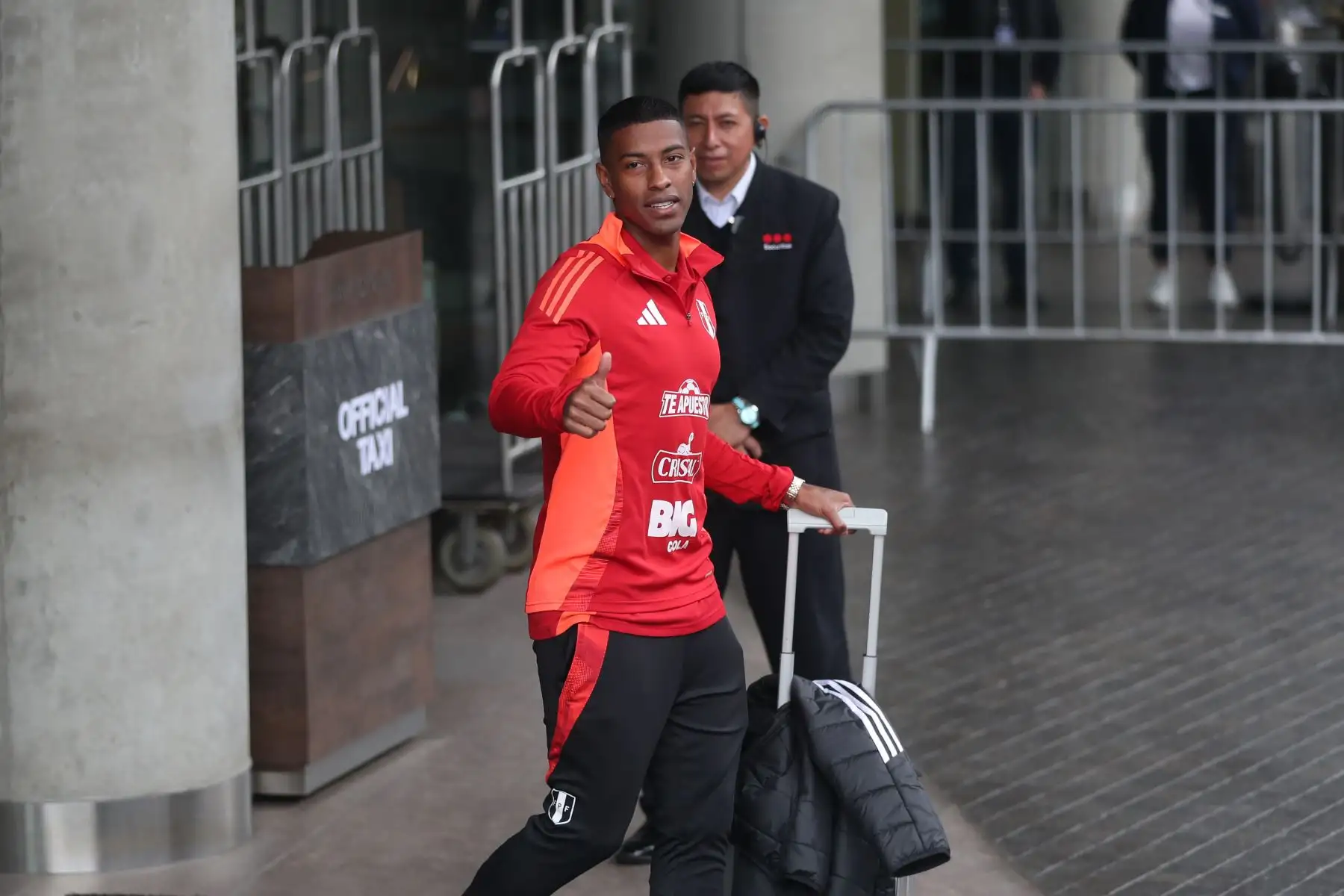 Jugadores de la Selección Peruana de Fútbol, liderados por el técnico Jorge Fossati, salen del hotel Hyatt Centric de San Isidro rumbo al Aeropuerto Jorge Chávez para viajar a Ecuador. La Bicolor enfrentará a su similar ecuatoriano mañana martes 10 de setiembre por la Eliminatorias al Mundial 2026. Foto: ANDINA / Lino Chipana