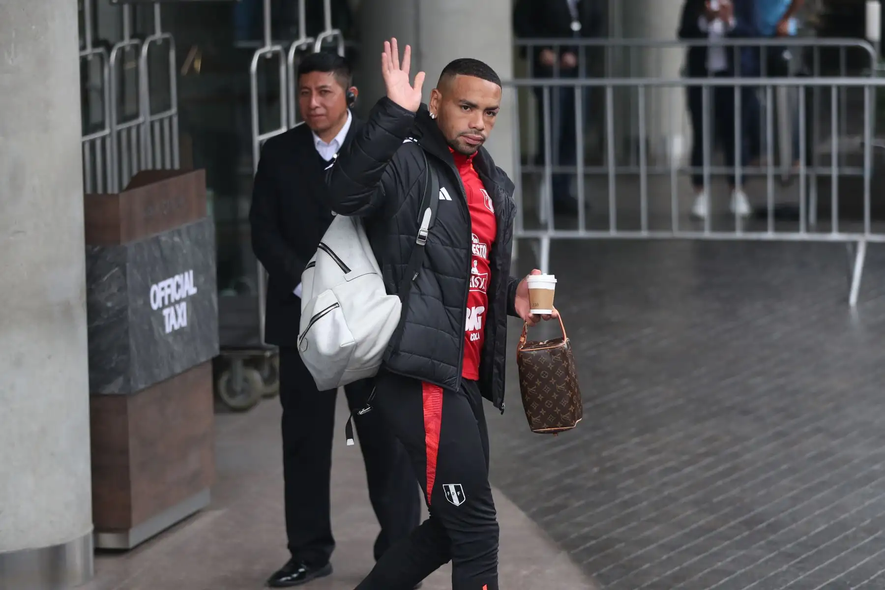 Jugadores de la Selección Peruana de Fútbol, liderados por el técnico Jorge Fossati, salen del hotel Hyatt Centric de San Isidro rumbo al Aeropuerto Jorge Chávez para viajar a Ecuador. La Bicolor enfrentará a su similar ecuatoriano mañana martes 10 de setiembre por la Eliminatorias al Mundial 2026. Foto: ANDINA / Lino Chipana