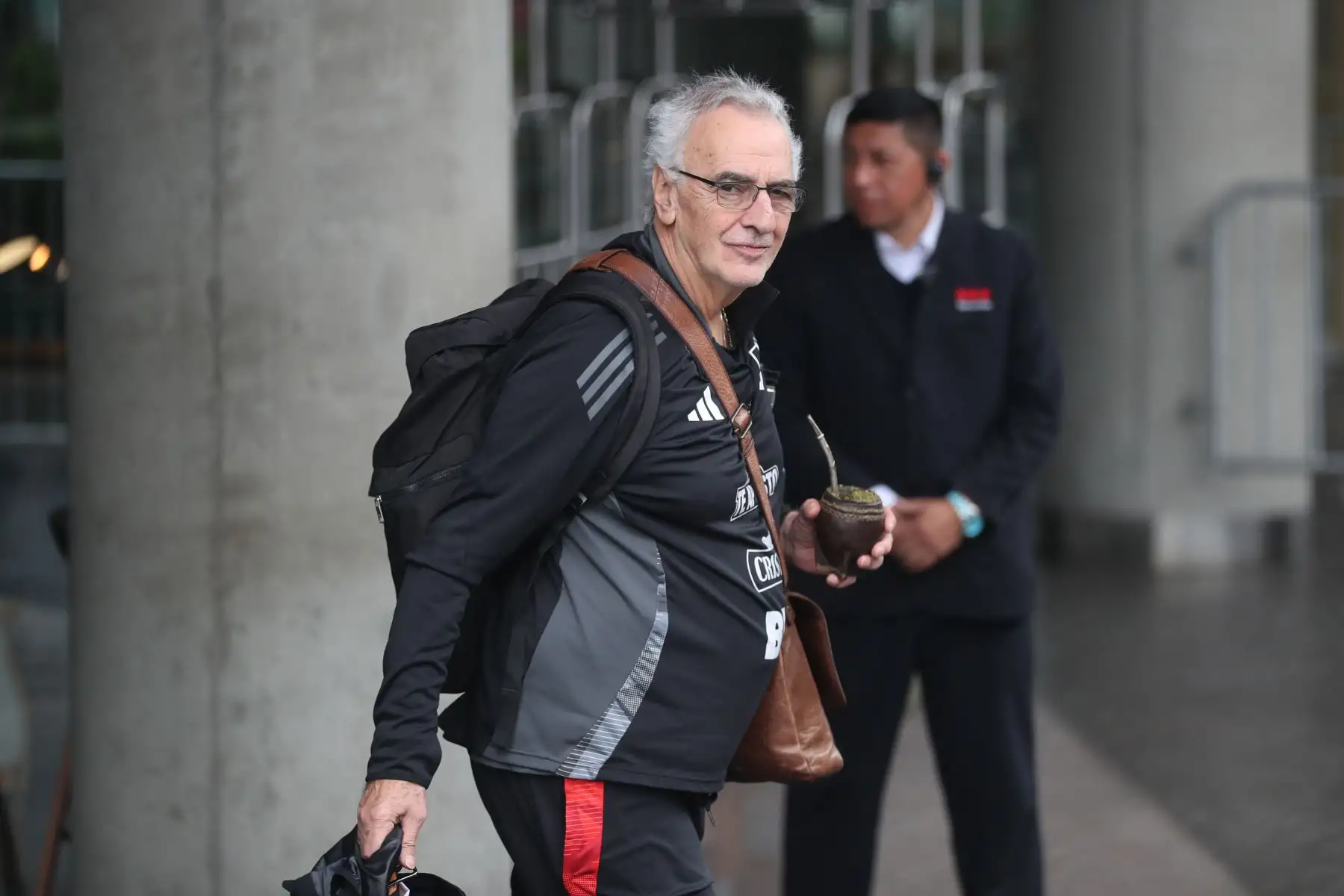 Jugadores de la Selección Peruana de Fútbol, liderados por el técnico Jorge Fossati, salen del hotel Hyatt Centric de San Isidro rumbo al Aeropuerto Jorge Chávez para viajar a Ecuador. La Bicolor enfrentará a su similar ecuatoriano mañana martes 10 de setiembre por la Eliminatorias al Mundial 2026. Foto: ANDINA / Lino Chipana