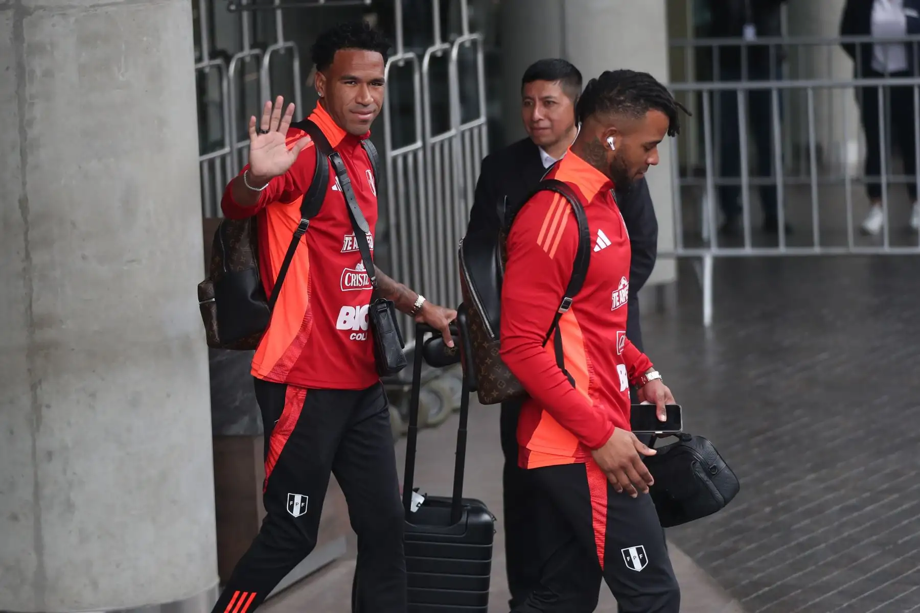 Jugadores de la Selección Peruana de Fútbol, liderados por el técnico Jorge Fossati, salen del hotel Hyatt Centric de San Isidro rumbo al Aeropuerto Jorge Chávez para viajar a Ecuador. La Bicolor enfrentará a su similar ecuatoriano mañana martes 10 de setiembre por la Eliminatorias al Mundial 2026. Foto: ANDINA / Lino Chipana