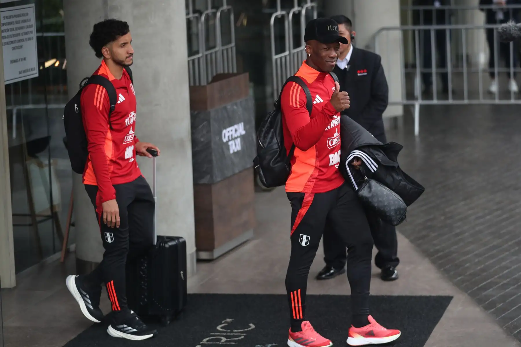 Jugadores de la Selección Peruana de Fútbol, liderados por el técnico Jorge Fossati, salen del hotel Hyatt Centric de San Isidro rumbo al Aeropuerto Jorge Chávez para viajar a Ecuador. La Bicolor enfrentará a su similar ecuatoriano mañana martes 10 de setiembre por la Eliminatorias al Mundial 2026. Foto: ANDINA / Lino Chipana