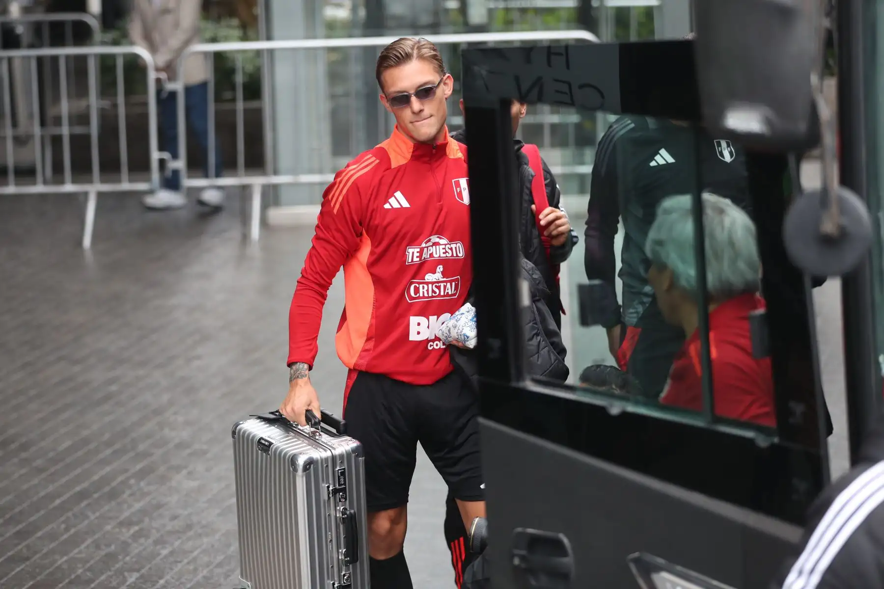 Jugadores de la Selección Peruana de Fútbol, liderados por el técnico Jorge Fossati, salen del hotel Hyatt Centric de San Isidro rumbo al Aeropuerto Jorge Chávez para viajar a Ecuador. La Bicolor enfrentará a su similar ecuatoriano mañana martes 10 de setiembre por la Eliminatorias al Mundial 2026. Foto: ANDINA / Lino Chipana
