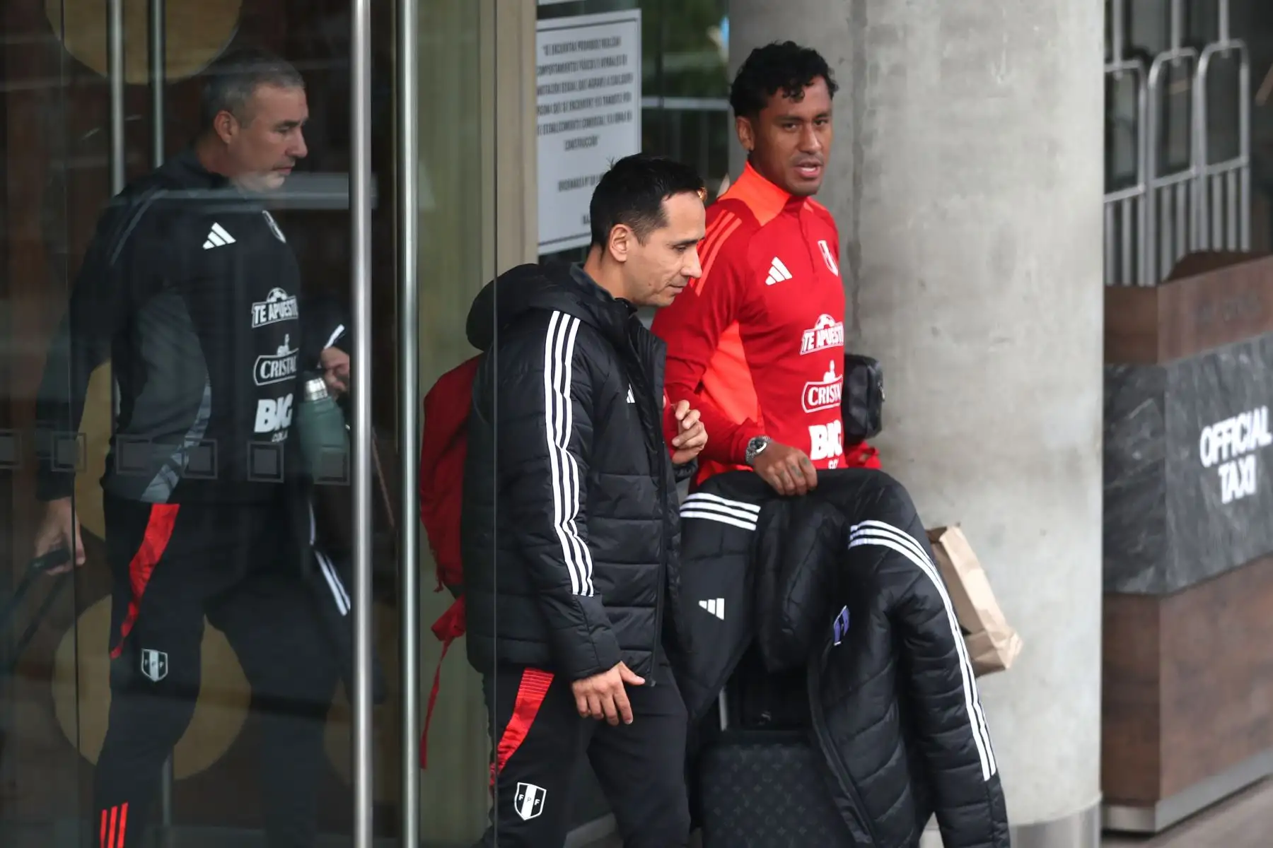 Jugadores de la Selección Peruana de Fútbol, liderados por el técnico Jorge Fossati, salen del hotel Hyatt Centric de San Isidro rumbo al Aeropuerto Jorge Chávez para viajar a Ecuador. La Bicolor enfrentará a su similar ecuatoriano mañana martes 10 de setiembre por la Eliminatorias al Mundial 2026. Foto: ANDINA / Lino Chipana