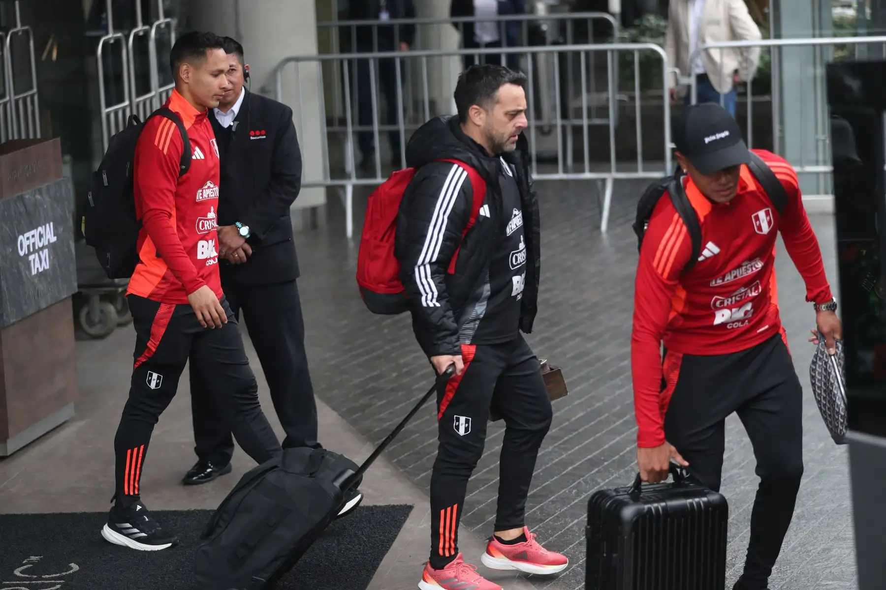 Jugadores de la Selección Peruana de Fútbol, liderados por el técnico Jorge Fossati, salen del hotel Hyatt Centric de San Isidro rumbo al Aeropuerto Jorge Chávez para viajar a Ecuador. La Bicolor enfrentará a su similar ecuatoriano mañana martes 10 de setiembre por la Eliminatorias al Mundial 2026. Foto: ANDINA / Lino Chipana