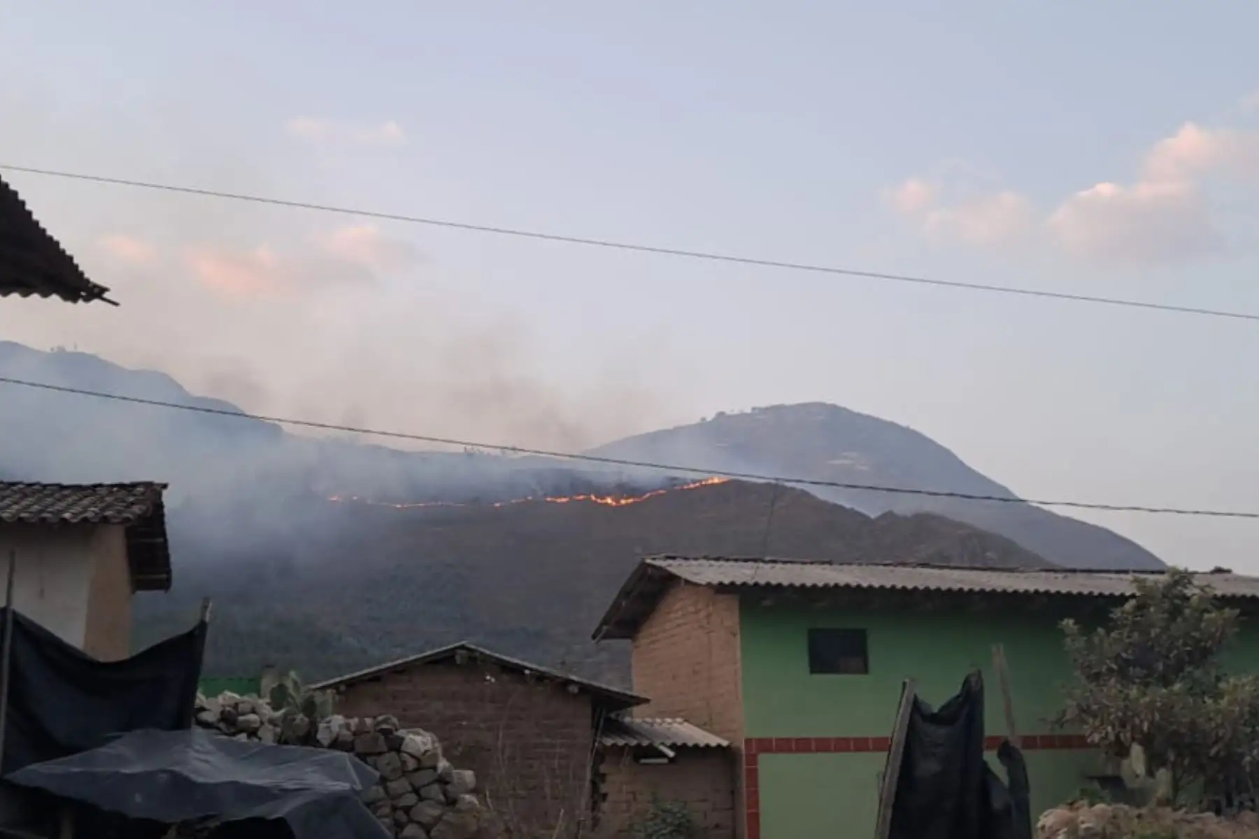 Los últimos incendios forestales reportados en las provincias de Santiago de Chuco y Sánchez Carrión, en la región La Libertad, fueron controlados por las brigadas de respuesta, pero dejaron un saldo negativo de más de 1000 hectáreas de cobertura vegetal destruidas, seis viviendas afectadas y el deceso de varias cabezas de ganado. Foto: ANDINA/Difusión