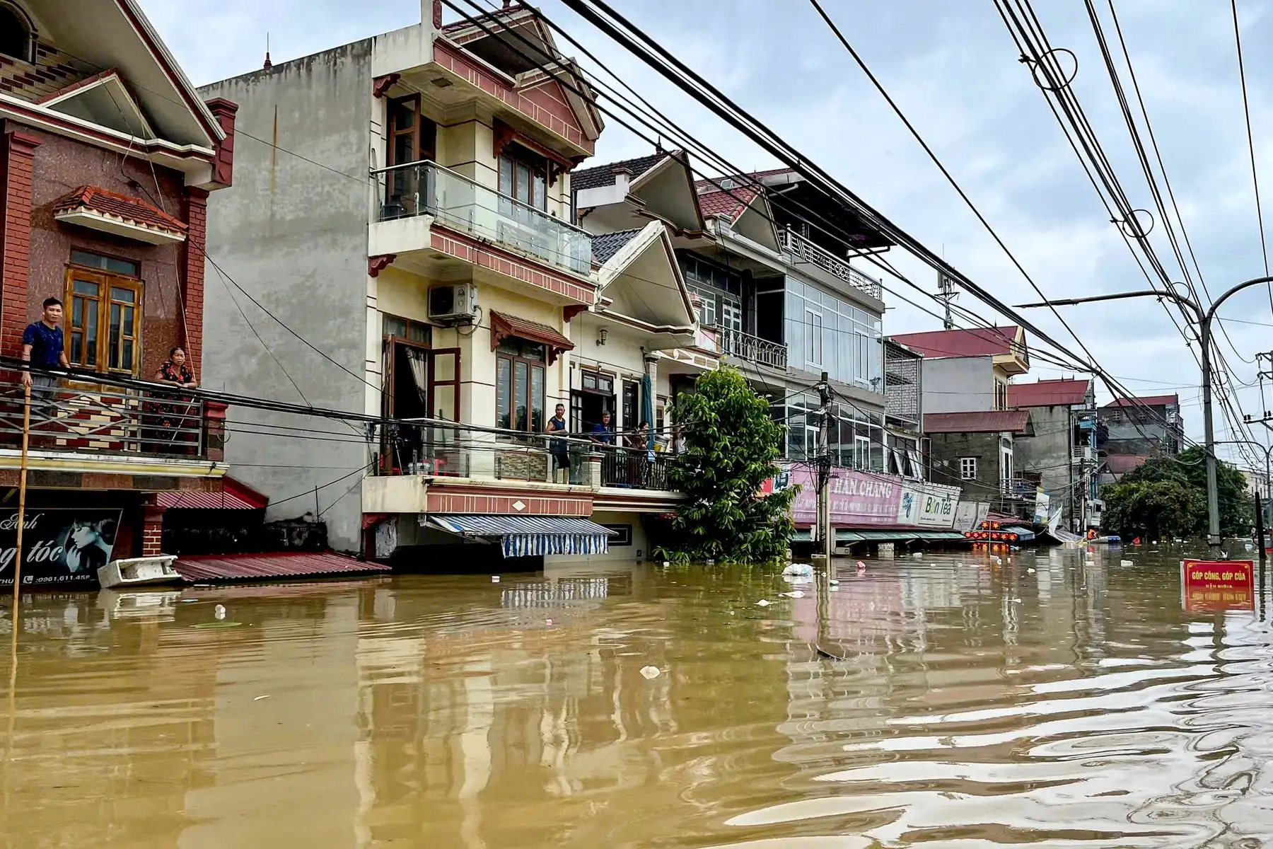 "El 9 de septiembre al mediodía (05H00 GMT), el número de personas muertas por el tifón Yagi ascendía a 59, 44 de ellas fallecidas por corrimientos de tierra e inundaciones repentinas", indicó la página de información VNEXpress. 
Foto: AFP
