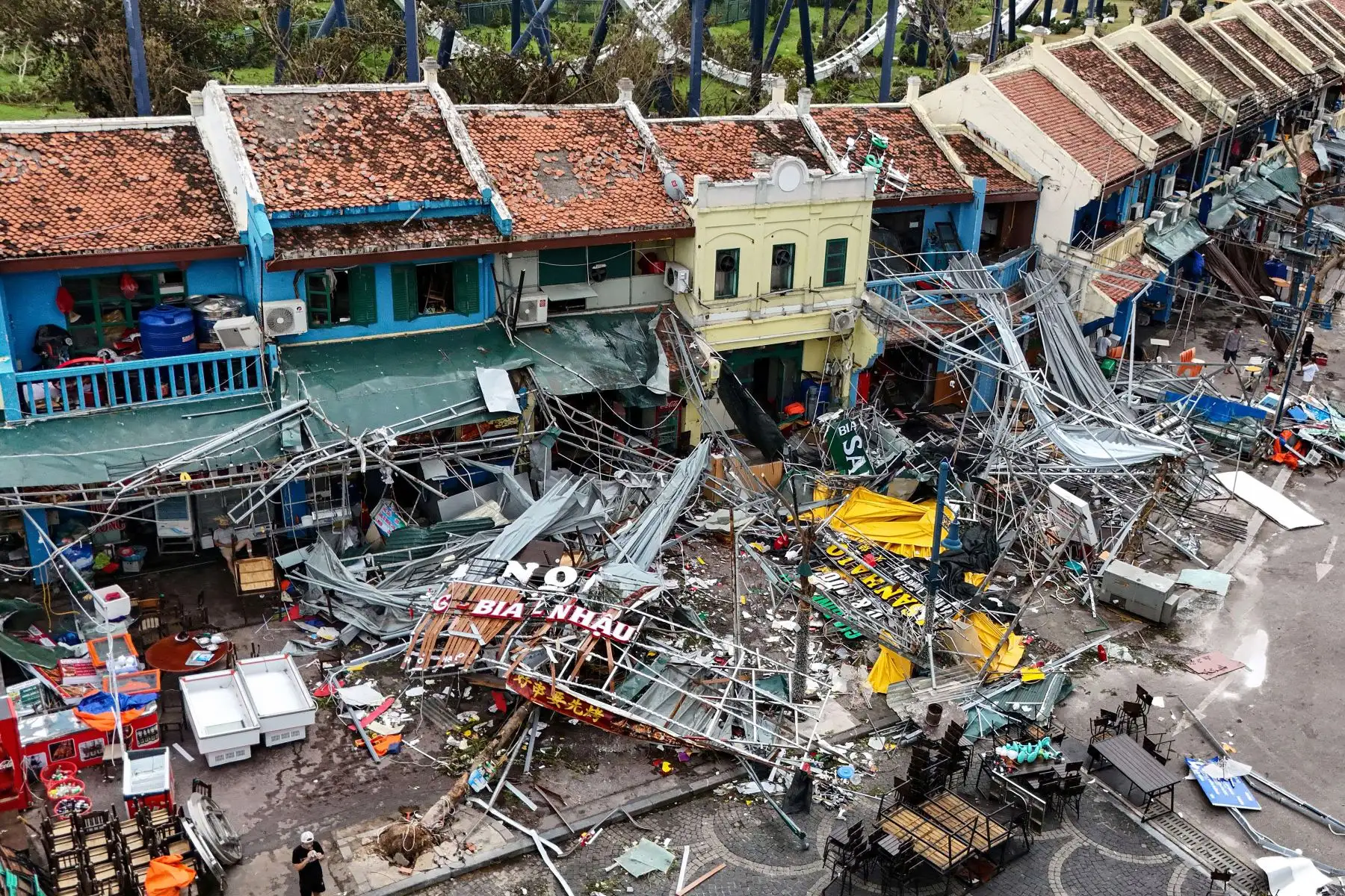 El tifón Yagi mató a 59 personas en Vietnam, según un nuevo balance difundido el lunes, después del paso del ciclón que dejó un reguero de destrucción e inundaciones que causaron un "desastre" para las fábricas de la región.
Foto: AFP