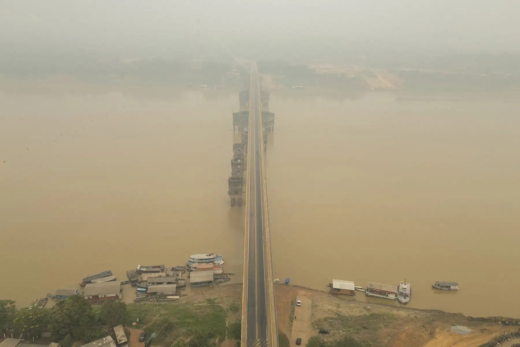 Fotografía aérea que muestra el puente Rondon-Roosevelt sobre el río Madeira con nivel bajo de caudal y la capa de humo ocasionada por los incendios este lunes en Porto Velho, en el estado de Rondonia (Brasil). 
Foto: EFE