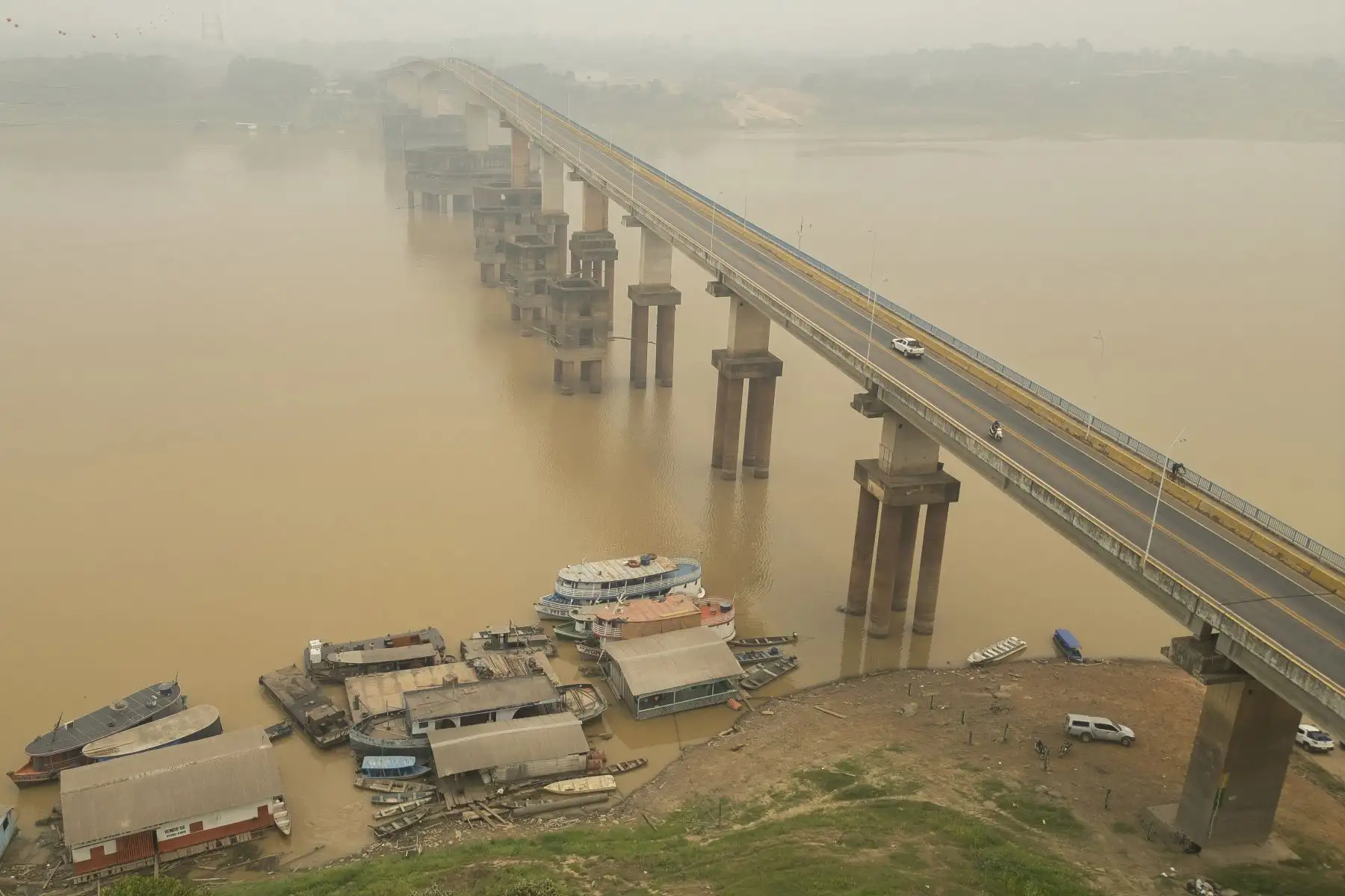 Fotografía aérea que muestra el puente Rondon-Roosevelt sobre el río Madeira con nivel bajo de caudal y la capa de humo ocasionada por los incendios este lunes en Porto Velho, en el estado de Rondonia (Brasil). 
Foto: EFE