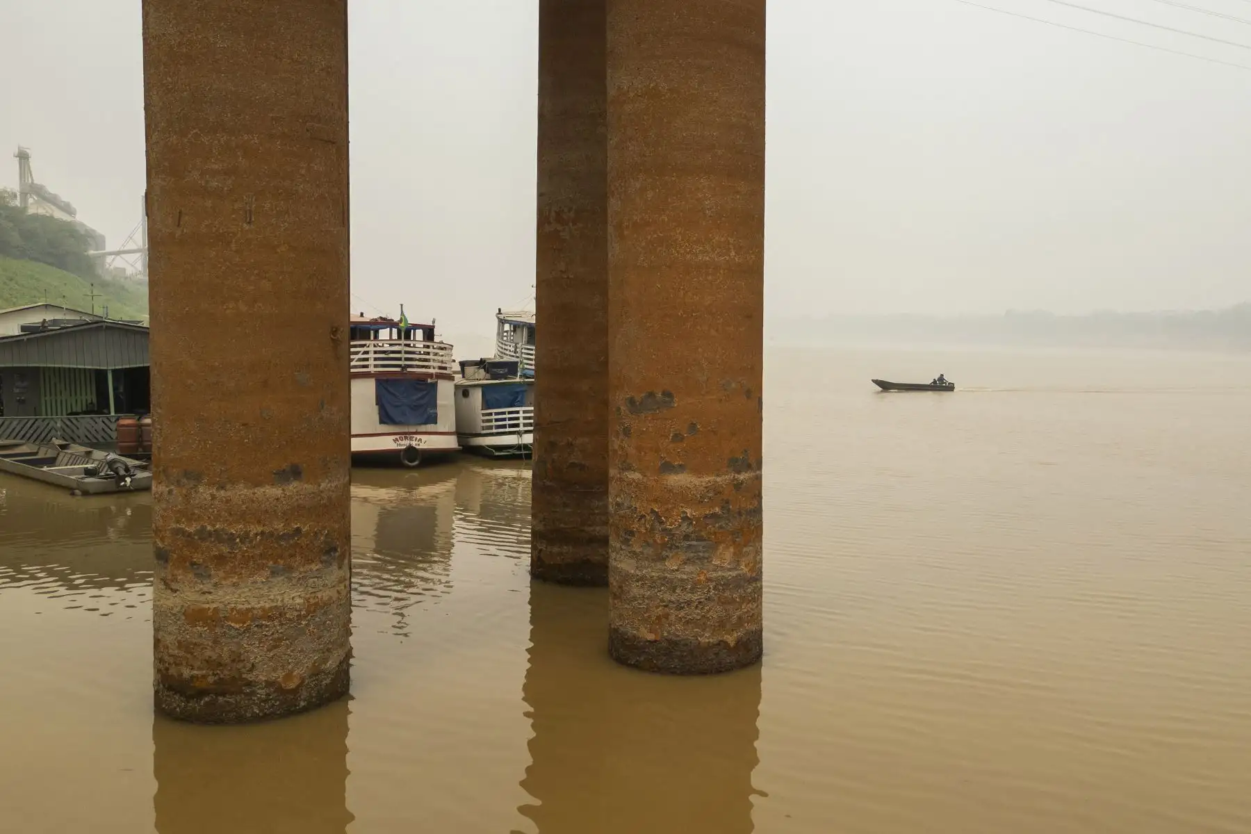 Fotografía aérea que muestra el río Madeira con nivel bajo de caudal y la capa de humo ocasionada por los incendios este lunes en Porto Velho, en el estado de Rondonia (Brasil).
Foto: EFE