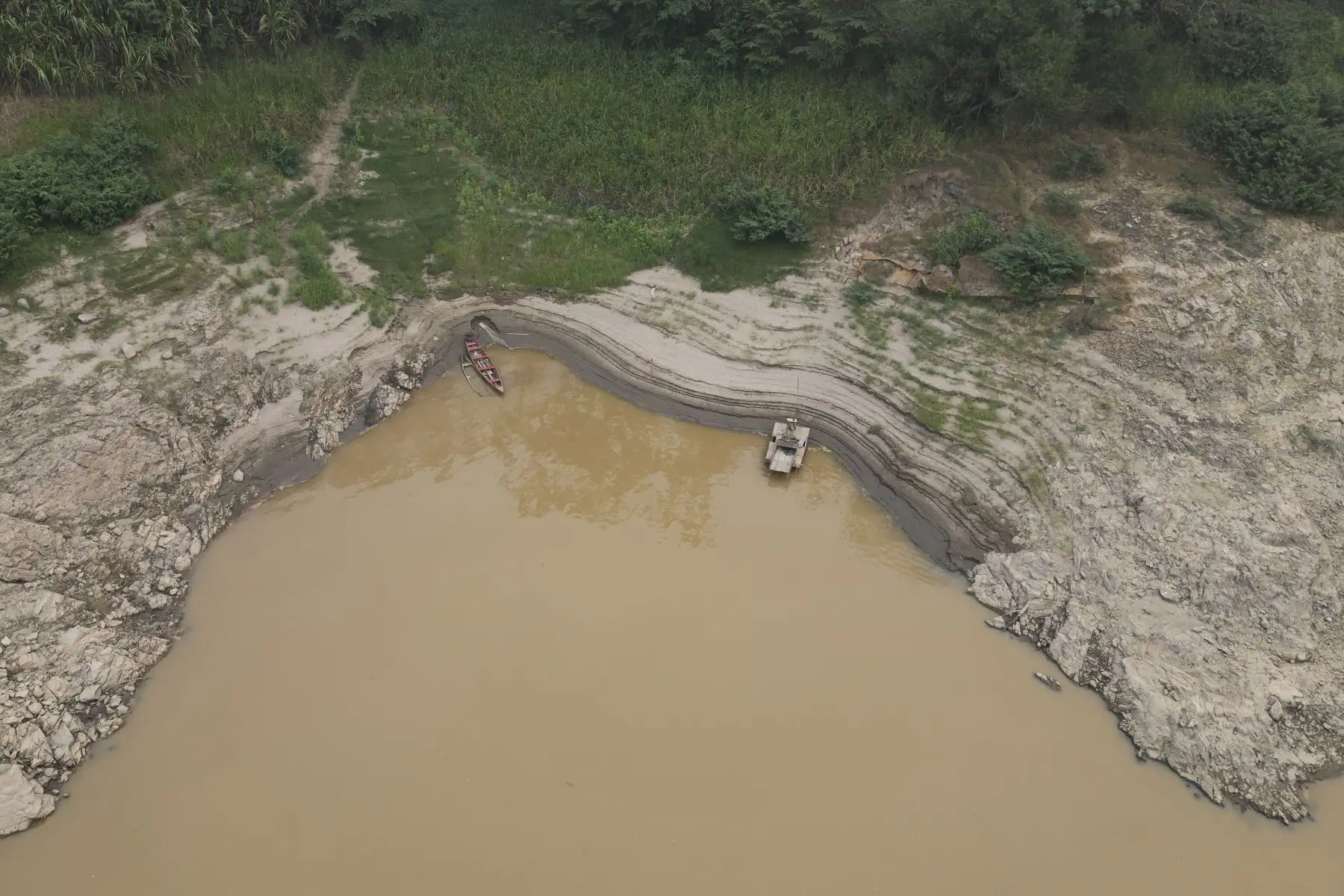 La ciudad brasileña de Porto Velho, con casi medio millón de personas, vive inmersa en una nube de humo causada por la ola de incendios que azota la Amazonía en la peor sequía de los últimos 75 años.
Foto: EFE