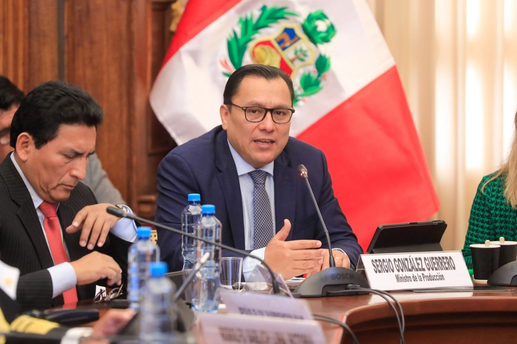 Ministro de la Producción, Sergio González, expone en el Congreso de la República, las acciones de su sector. Foto: Cortesía.