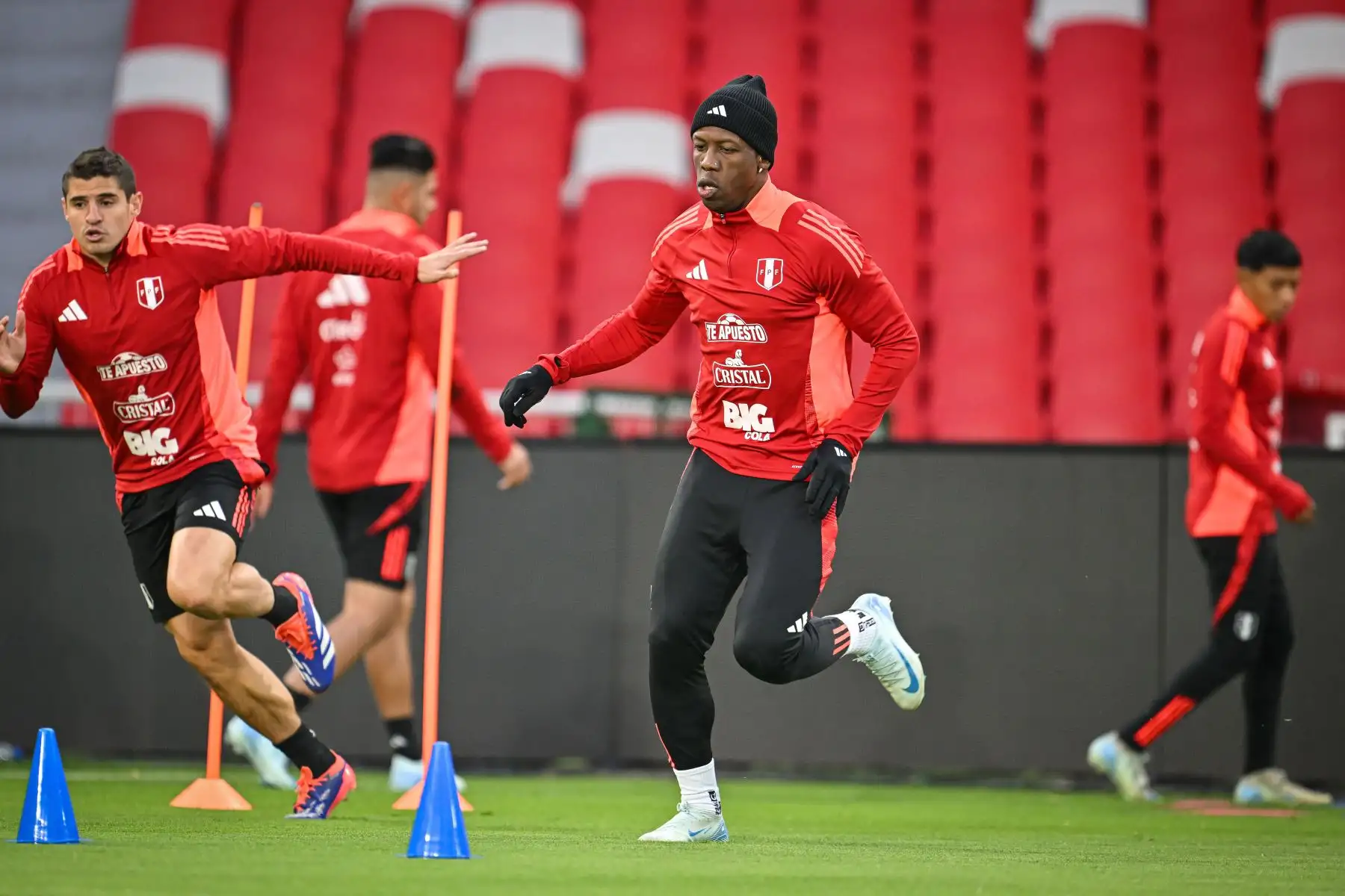 El técnico no quiso desvelar si repetirá el mismo esquema que puso en liza el pasado viernes contra Colombia en Lima, en un encuentro que acabó con un empate 1-1 pero donde la selección peruana ofreció una imagen de mayor intensidad que en encuentros previos.
Foto: FPF