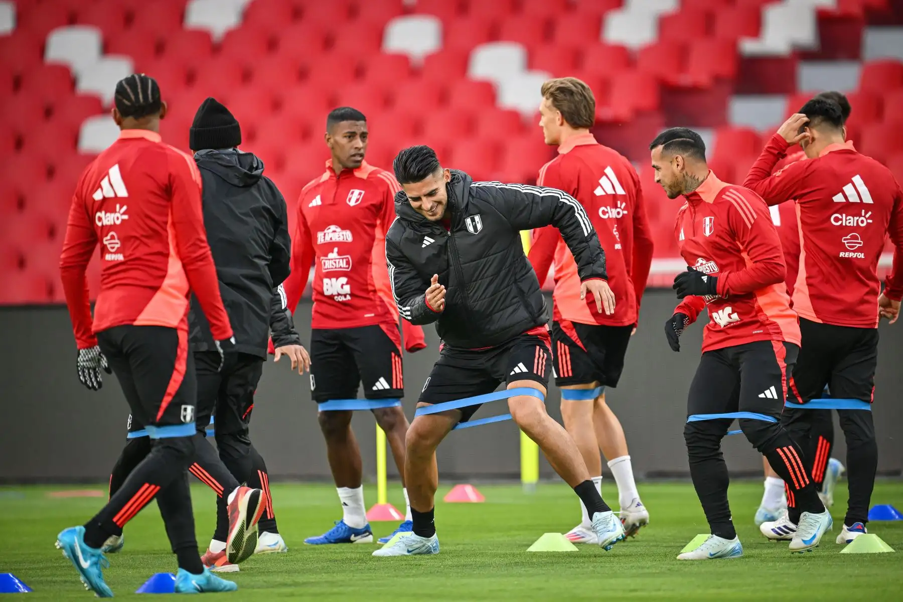 "Sabemos que vamos a enfrentar a un rival muy difícil. Sabíamos que estas dos fechas eran un recomienzo muy complicado. Ya hemos sorteado una con muy buena nota, aunque lamentablemente no con muy buen resultado, y trataremos de hacer lo mismo mañana (este martes)", añadió.
Foto: FPF