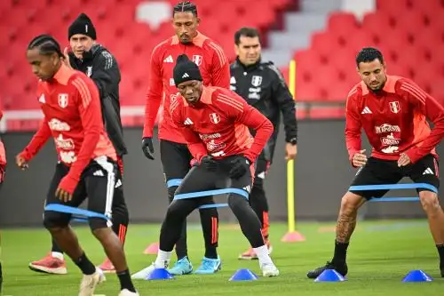 Luis Advíncula y Sergio Peña realizan entrenamientos con miras a enfrentar a Ecuador este martes 10. Foto: ANDINA