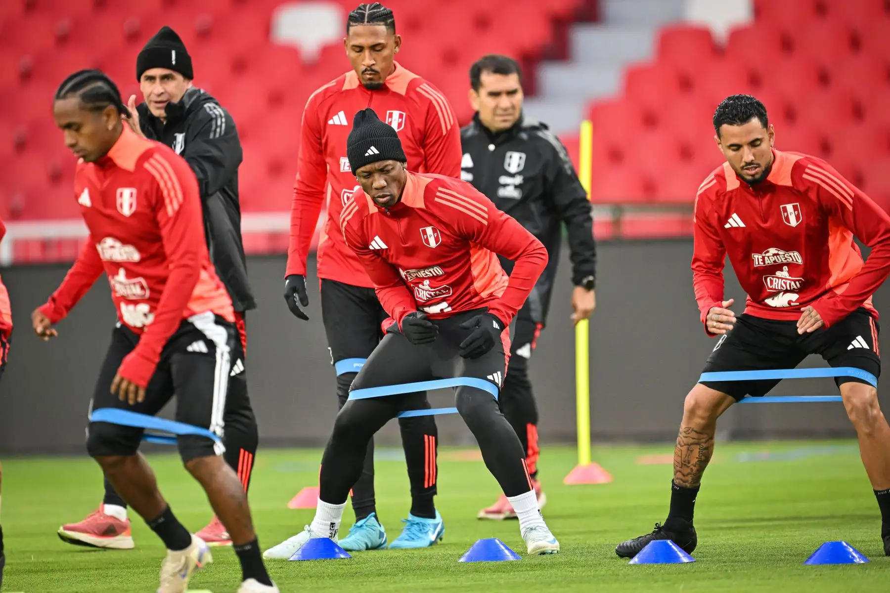 "Ecuador es una selección a la que respetamos mucho, pero a la que vamos a enfrentar mirándole a los ojos", dijo Fossati antes de ponerse a dirigir el último entrenamiento del combinado peruano previo al partido, sobre el césped del estadio Rodrigo Paz Delgado, de Quito.
Foto: FPF