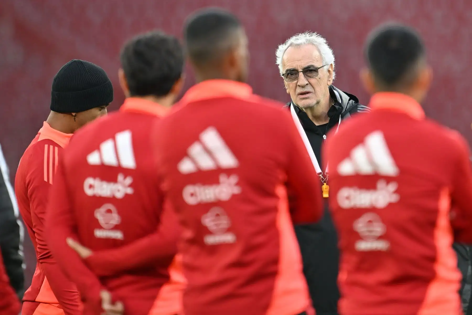 El entrenador  de la Selección Peruana, Jorge Fossati  dirige los entrenamientos con miras a enfrentar al seleccionado de Ecuador por las Eliminatorias Sudamericanas rumbo al Mundial 2026.
Foto: FPF
