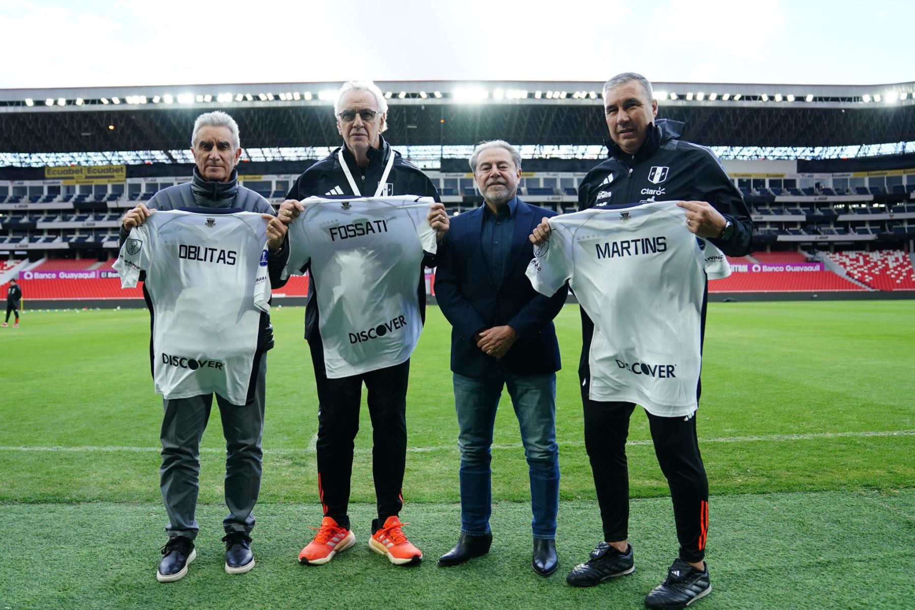 El DT de la selección peruana de fútbol, Jorge Fossati y el Director de Fútbol de la FPF, Juan Carlos Oblitas recibieron un homenaje del LDU de Quito, recordando su exitoso paso por el club ecuatoriano. Foto: ANDINA/Difusión