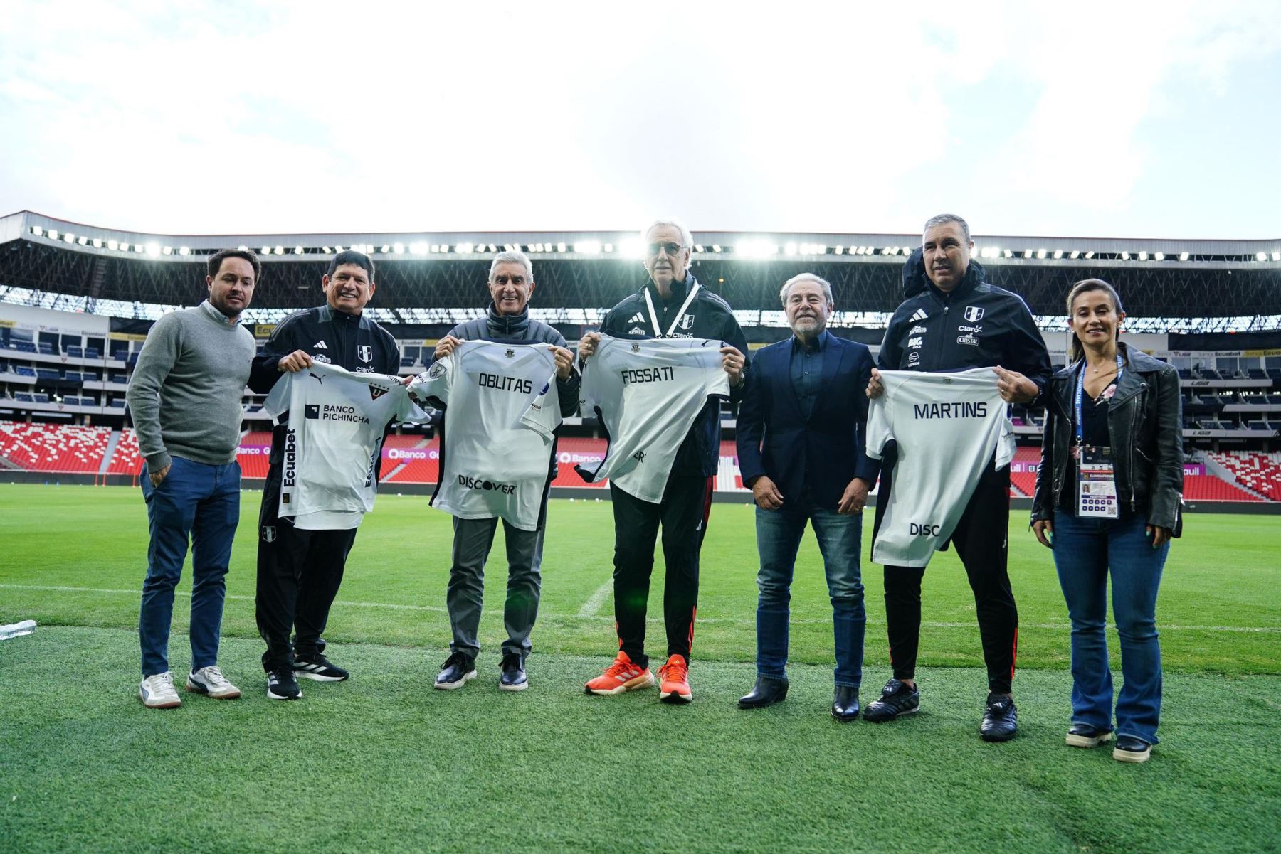El DT de la selección peruana de fútbol, Jorge Fossati y el Director de Fútbol de la FPF, Juan Carlos Oblitas recibieron un homenaje del LDU de Quito, recordando su exitoso paso por el club ecuatoriano. Foto: ANDINA/Difusión
