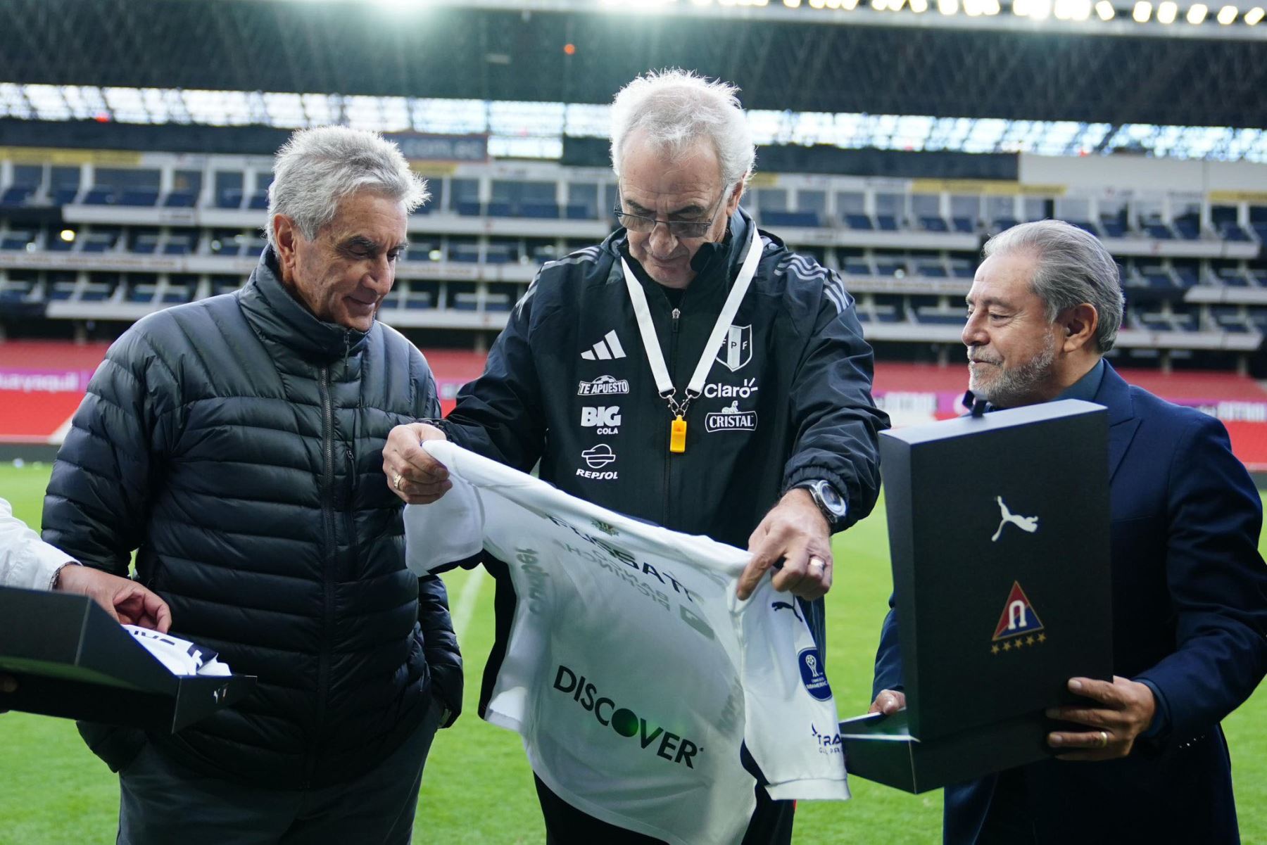 Juan Carlos Oblitas fue campeón del fútbol ecuatoriano como DT del LDU en el 2005, mientras que Jorge Fossati logró el título local en 2003 y la  Sudamericana y Conmebol Recopa en 2009. ANDINA/Difusión
