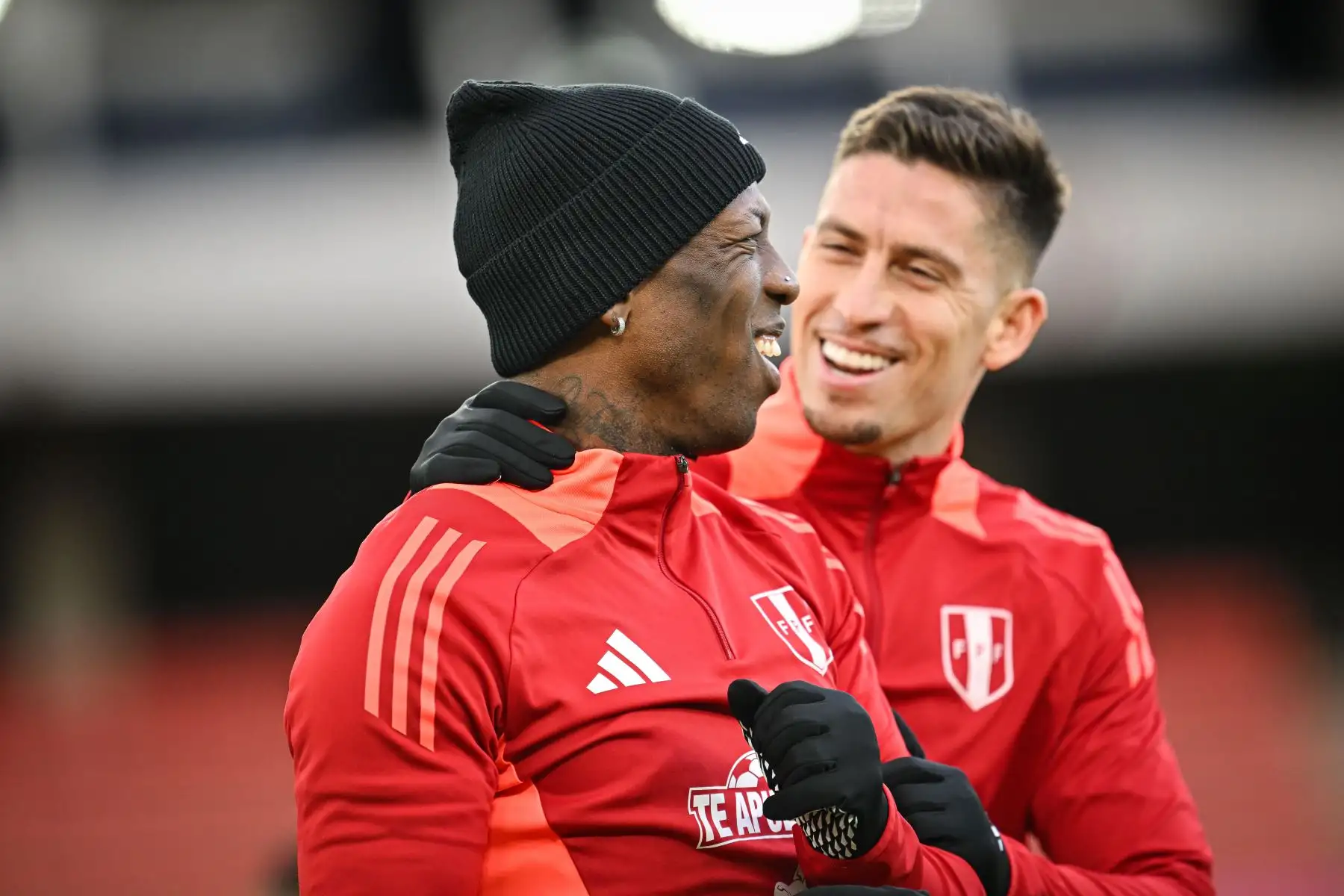 Los jugadores Luis Advíncula y Santiago Ormeño de la Selección Peruana realizan entrenamientos.
Foto: FPF