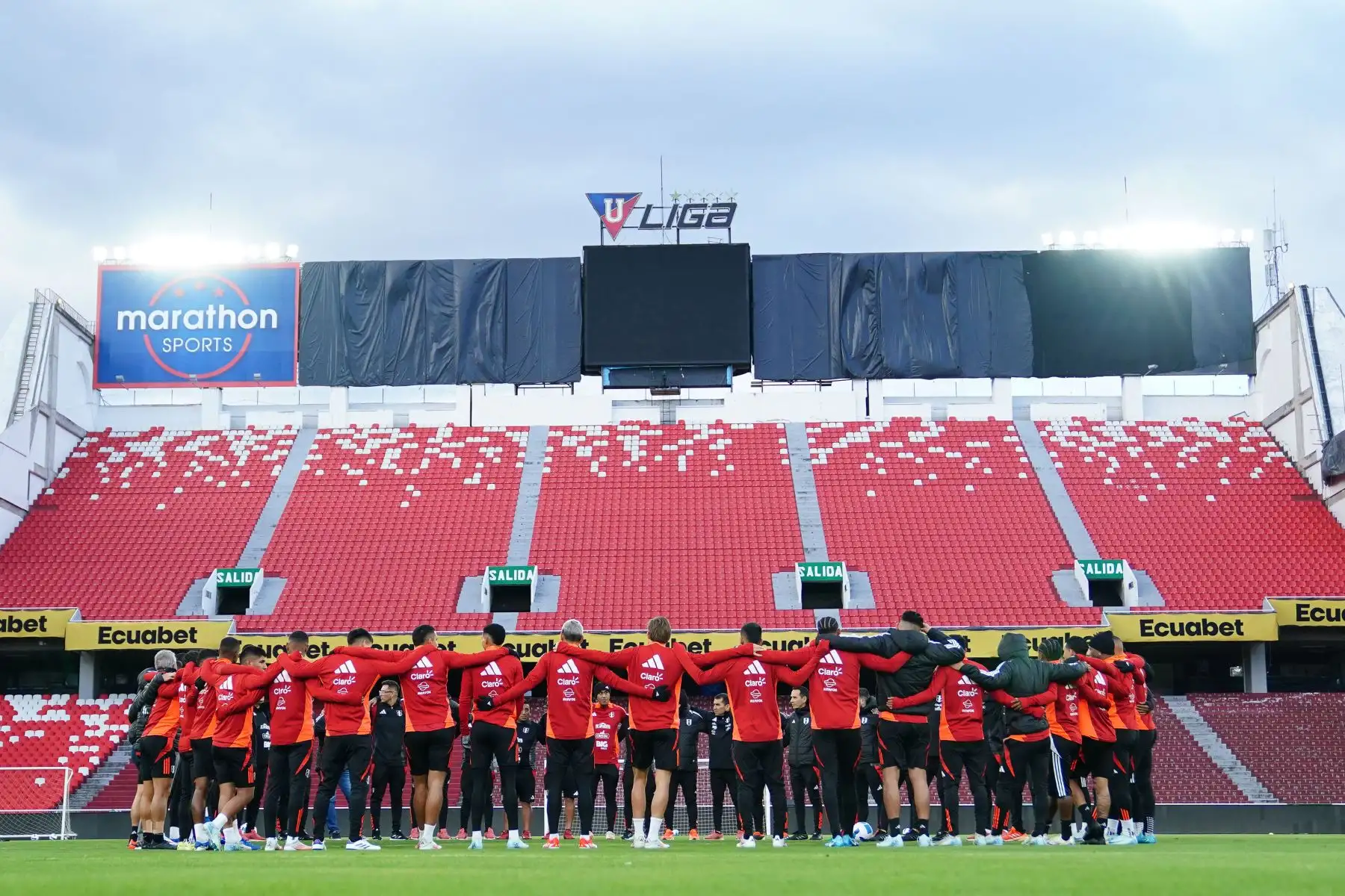 Respecto a que Perú haya ganado por 1-2 en sus dos últimas visitas a Ecuador en eliminatorias, el preparador indicó que "no deja de ser importante mentalmente que haya pasado así, pero tampoco deja de ser estadística".
Foto: FPF