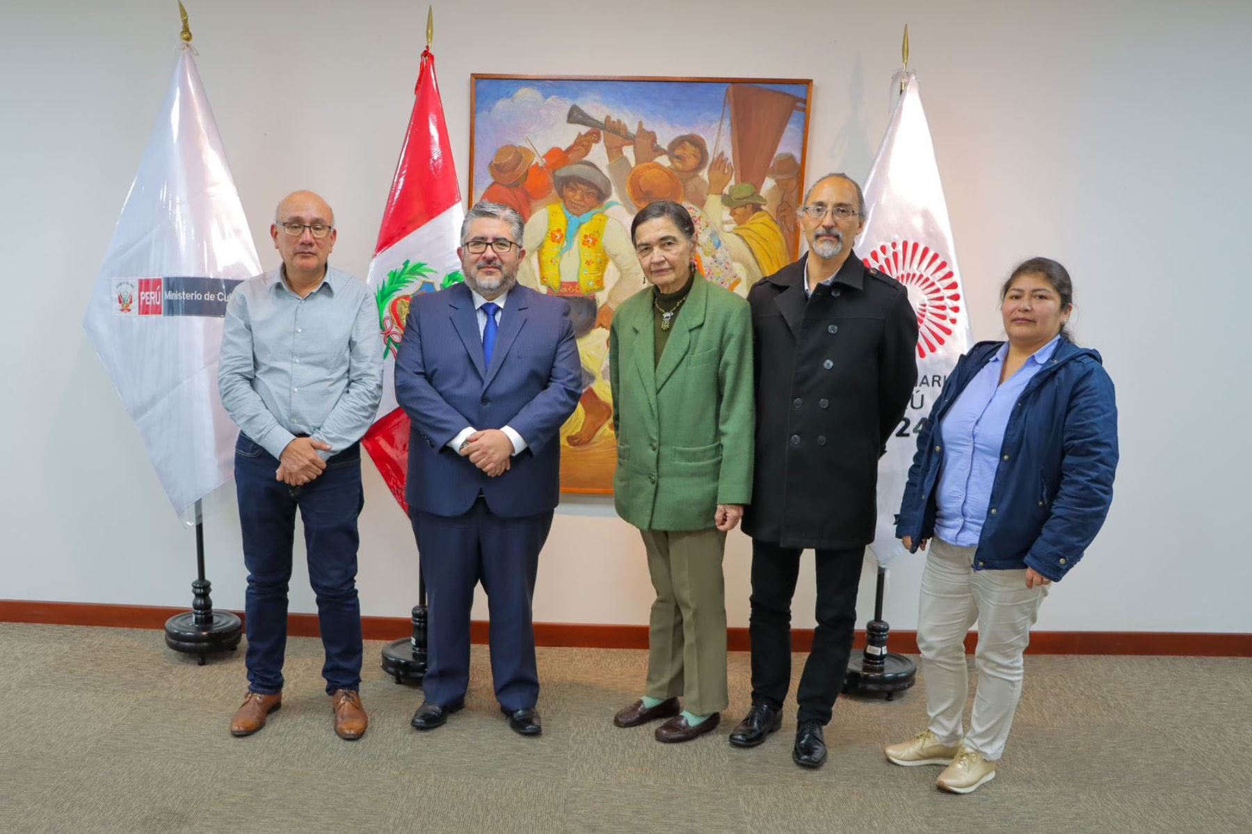 El ministro de Cultura, Fabricio Valencia, recibió en su despacho a la doctora Ruth Shady. Foto: ANDINA/Difusión